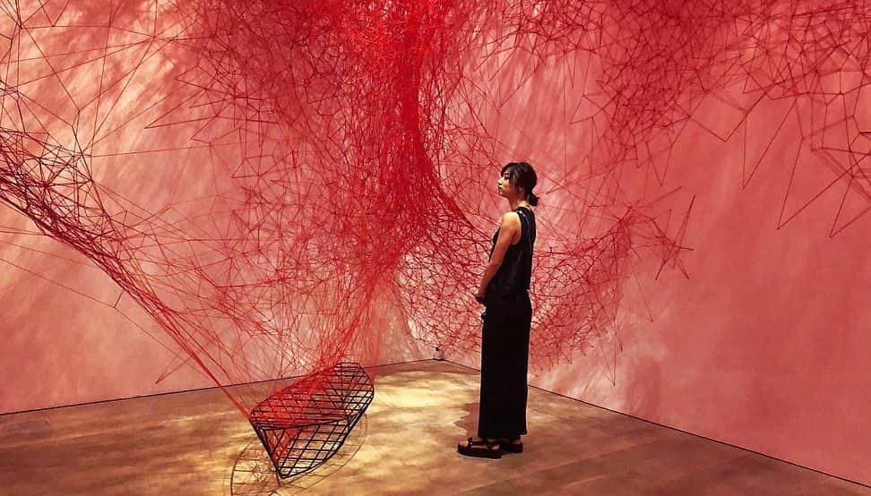 のインスタグラム：「. 塩田千春 展 -魂がふるえる-  梨沙と見に行って来ました。 やっと行けた！  デジタルの世界から 一歩離れ、 五感に触れる。  空間の中で創り上げられる 世界観に見入ってしまいました。 素晴らしかった。 #塩田千春展  #IKUNABE #いくなべ #個展見てランチ #良き時間でした」