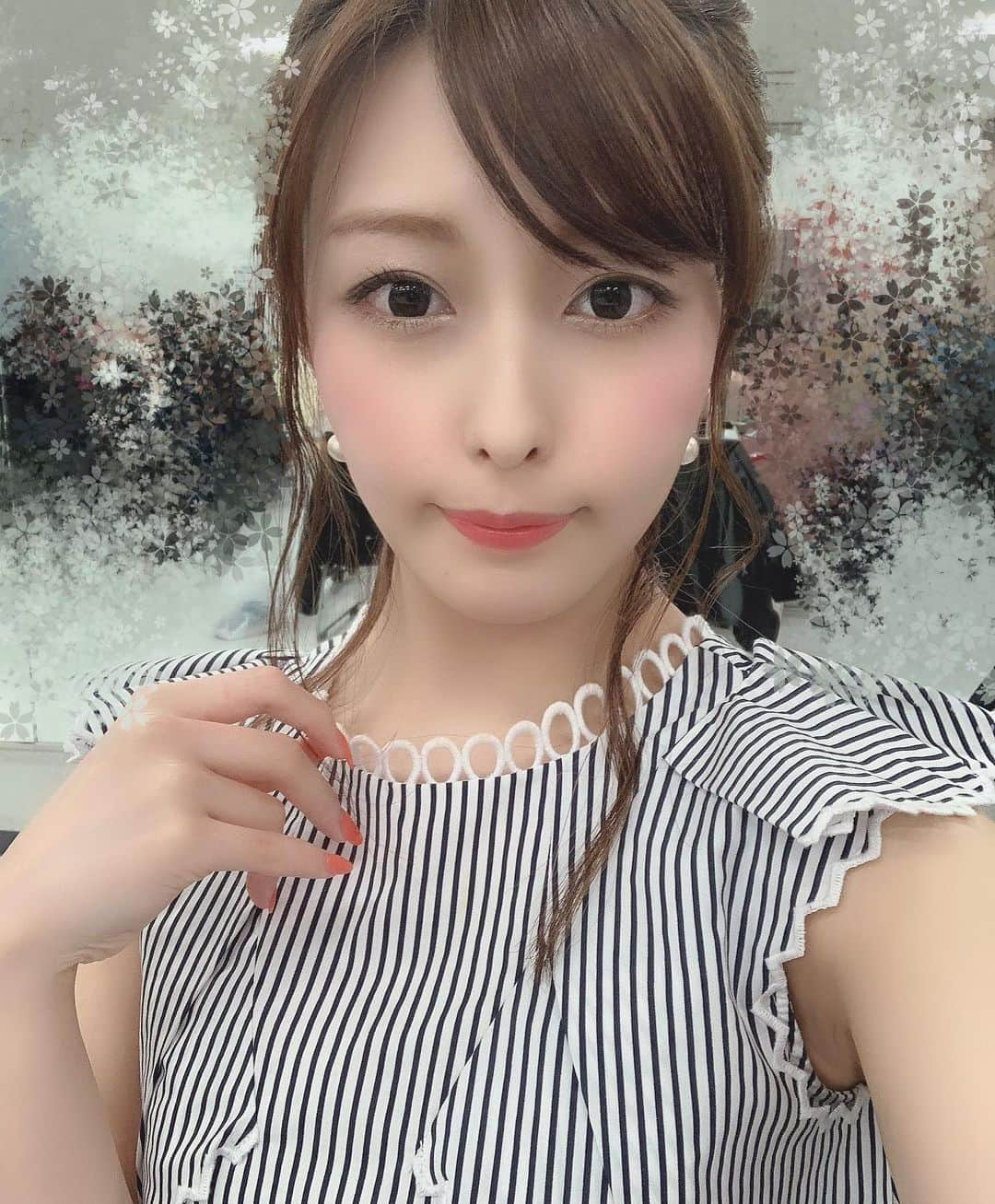 藤咲きく乃さんのインスタグラム写真 - (藤咲きく乃Instagram)「. 【重大告知！】 来月開催される神田明神cupのアシスタントMCを努めさせていただくことになりましたっ☺️✨ 私は8/5,6  10,11に出演。 開催タイトルはR6とLOL👊 賞金最大70万円の他ゲーミングハードウェアなど豪華賞品用意してるみたいです♪♪ . 神田明神CUPのurlはこちら⇩ http://kandamyoujin-cup.com/ . . シージは自分もプレイしてるんだけど、LoLは未経験だから動画とか見て勉強なうなう。 . 実況解説するわけじゃないから、必要ないのかもしれないけれどしっかりゲーム理解してた方がMCの進行もよくなるのかなと思った！ . 初めてのお仕事ですが、大好きなゲームのお仕事。選んでいただいて本当に感謝しています。 当日は精一杯大会を盛り上げていきます😊！ .  皆様是非遊びにきてください💕 . . . . . . . . . #esports #esportsteam #akihabara #rainbowsix #rainbowsixsiege #r6s #lol #leagueoflegends #レインボーシックスシージ #リーグオブレジェンド #イースポーツ #大会MC #神田明神 #kandamyojin #夏葉原 #夏葉2019 #きくのん #藤咲きく乃 #ゲーマータレント #ゲーマー女子 #FPS女子 #バラエティタレント #モデル #ヴォーカリスト #ミスユニバース神奈川ファイナリスト #ゲーム実況者 #ストリーマー #タレント」7月18日 23時48分 - kikuchyaso