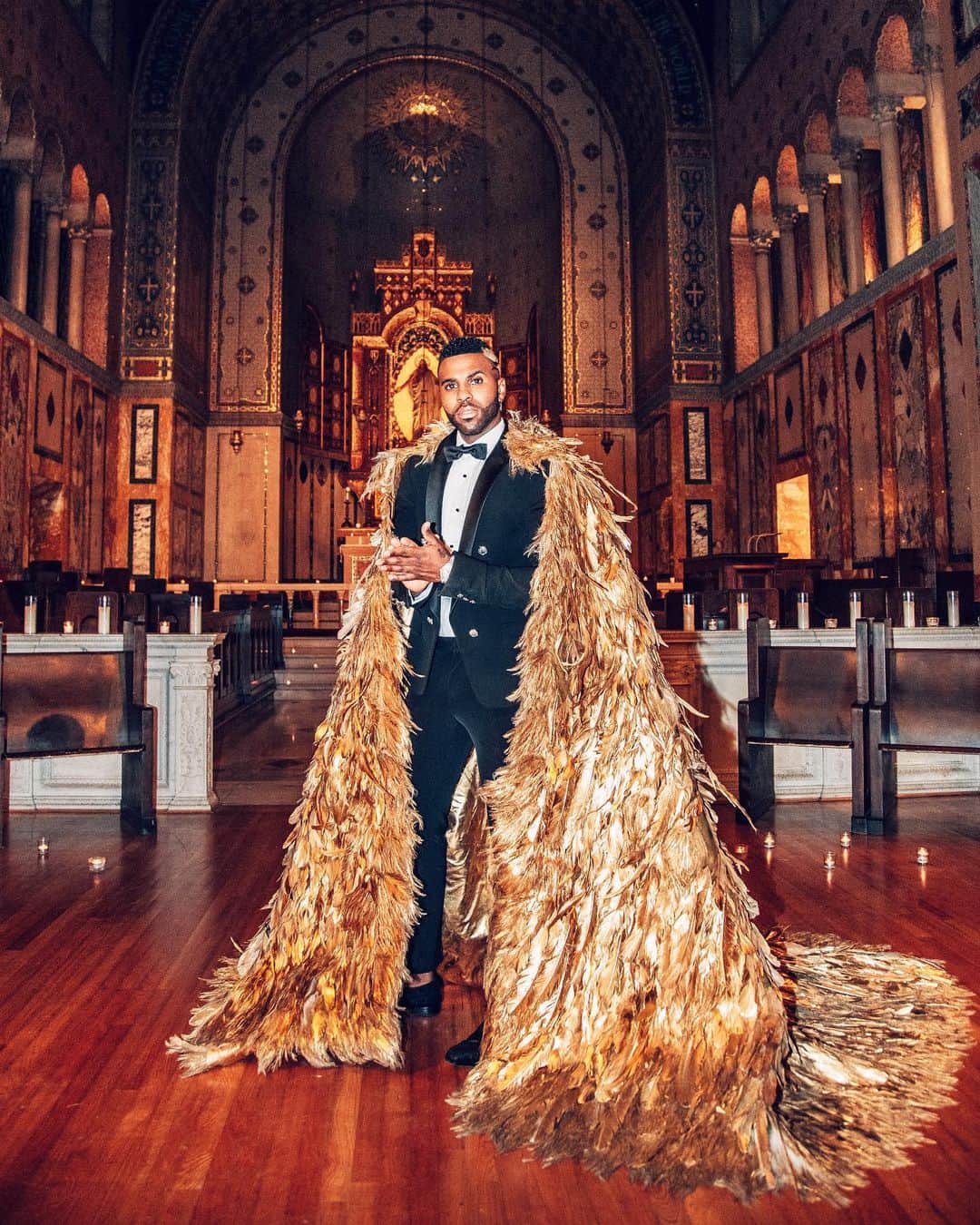 のインスタグラム：「As a man, I only hope to inspire. As an artist My goal is only to express.. As a perfectionist, insecurities haunt my mind slowing down the process... I wonder who I’d be without each of those characteristics. Every time I release something, it comes with a world of emotions. I’m so thankful for this crazy ass rollercoaster ride every single time.  OFFICIAL MUSIC VIDEO COMES OUT TODAY  #MAMACITA」