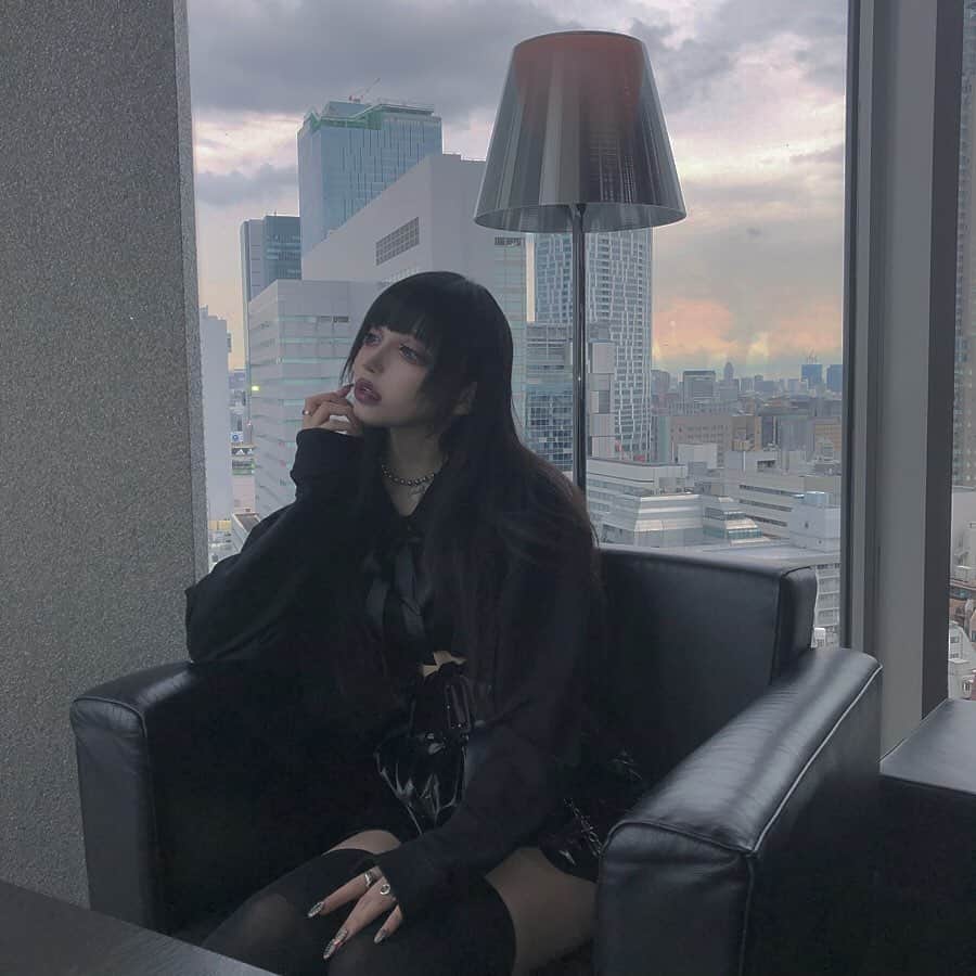 chiiiiiのインスタグラム：「梅雨が酷いのでLapisにてgenさんに 縮毛矯正してきてもらった☔︎ 湿気無くなれ。 予約はLINEからもできるよ☞LINEID:66599」