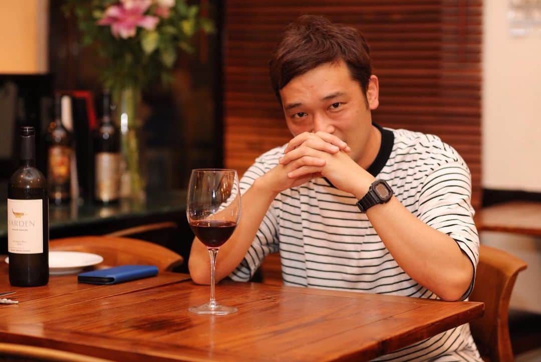 熊谷岳大さんのインスタグラム写真 - (熊谷岳大Instagram)「茶「なになに、どうしたの？」 茶「なんかあった！？ 悩んでるの！？」 あなた「○○○○...」 茶「とりあえずワイン飲もう。。。」 あなた「○○○○…」 茶「なんでも話してね… 俺は話聞くだけしかできないかもだけど…」 ズッキュン❤️ #ワインに妥協しない男 #赤ワインは水だよ #聞くだけなわけない空気 #ベストアンサー出してくれそうな予感 #ときめきメモリアル」7月18日 23時54分 - garichu.kuma