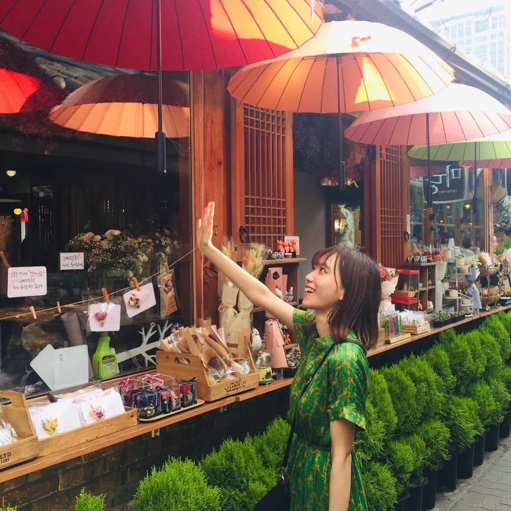 のインスタグラム：「元気なときに、わー！ってたくさんやって、そのあと数日全然元気でなくて休むみたいな日常🕺不規則を長年続けていたら、自分にとってはこっちが規則正しい！ってなる。 これもわたしのリズム💃  さて、みなさんこの前のライブではお知らせがたくさんありました。 また改めてまとめるけど、11/22(金)渋谷duoでワンマンが決まったよ👸 10周年イヤーの締めくくり。 もうやりたいこと明確に決まってるんだ。これは観ておいたほうがいいっ〜！ その前に秋にASIA TOURを企んでおります✈️詳細少しずつ解禁するからチェックしててくださいね〜！ #辻詩音 #asia #music #渋谷duo #duo #live #singersongwriter」
