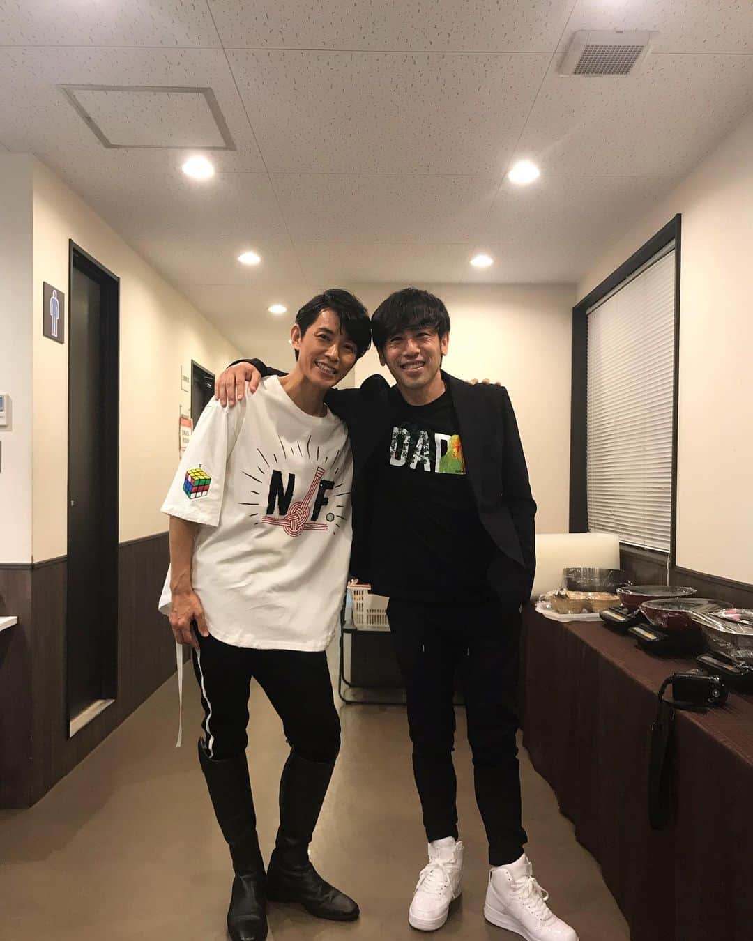 寺岡呼人のインスタグラム：「藤木くんの20周年ライブ。﻿ ﻿ 積み重ねてきた歴史が滲み出ていて、素晴らしいライブだったし勉強になりました。﻿ ﻿ 僕が書いた曲も、他の人の曲も全てが「藤木直人」になっていて、個性になっていた。﻿ ﻿ 藤木君、おめでとう！﻿ ﻿ #藤木直人﻿ #寺岡呼人」