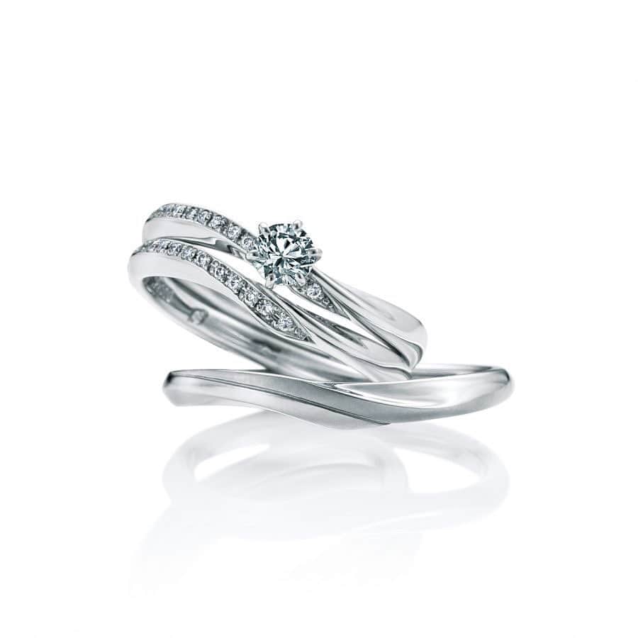 Cafe Ringさんのインスタグラム写真 - (Cafe RingInstagram)「@cafering.platinum﻿ ﻿ 縁結びの神・福の神として有名な出雲大社の大縄をイメージした作品。﻿ ﻿ 細やかなダイヤモンドは上品に輝き、﻿ メンズのマットデザインもオシャレ♩﻿ ﻿ 手元を美しく見せるマリッジリングです。﻿ ﻿ ﻿ --------💍セットリング -----------﻿ 婚約指輪：IZUMO イズモ﻿ 220,000yen〜 (プラチナ/0.2ct〜)﻿ 結婚指輪：IZUMO イズモ﻿ Men's 96,000yen（プラチナ）﻿ Lady's 97,000yen（プラチナ）﻿﻿ -----------------------------------﻿ ﻿ IZUMOはCAFERING直営店と﻿﻿﻿ 島根県の正規取扱店 中井脩 松江店(@nakaishu_official) にてお取り扱い中💍﻿﻿﻿ ﻿ ﻿ [銀座本店]﻿﻿﻿﻿﻿﻿﻿﻿﻿ ‪tel:03-3561-5771﻿‬﻿﻿﻿﻿﻿﻿﻿ ‪[‬大阪 中之島店]﻿﻿﻿﻿﻿﻿﻿﻿ ‪tel:06-6444-8430﻿‬﻿﻿﻿﻿﻿﻿﻿﻿ ﻿ ﻿ #CAFERING#カフェリング#結婚指輪#婚約指輪#マリッジリング#エンゲージリング#セットリング﻿﻿﻿﻿ #大人花嫁#銀座大人花嫁#GINZA大人花嫁﻿﻿﻿﻿」7月18日 22時23分 - cafering.platinum