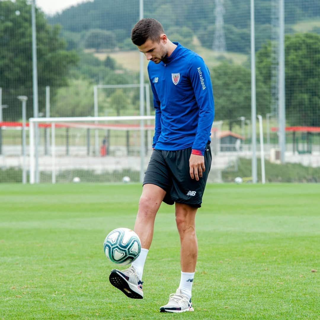 アスレティック・ビルバオさんのインスタグラム写真 - (アスレティック・ビルバオInstagram)「⚽ Baloia ikutzeko gogoak zenituen e, Gorka Guruzeta! • ¡Qué ganas tenías de tocar el balón eh, Gorka Guruzeta! 😉 · 📍Lezama」7月18日 22時24分 - athleticclub