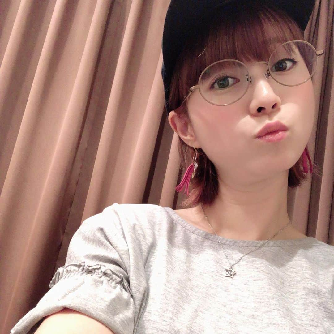 たかはしゆいさんのインスタグラム写真 - (たかはしゆいInstagram)「・ 本日帽子と、メガネday👓 ・ 暑かったねぇ💦 ・ でもまだまだ梅雨。 ・ 早く梅雨明けしてー！！！ ・ #帽子 #メガネ女子 #伊達眼鏡だよ #視力は良い #たかはしゆい」7月18日 22時25分 - t.yuirin