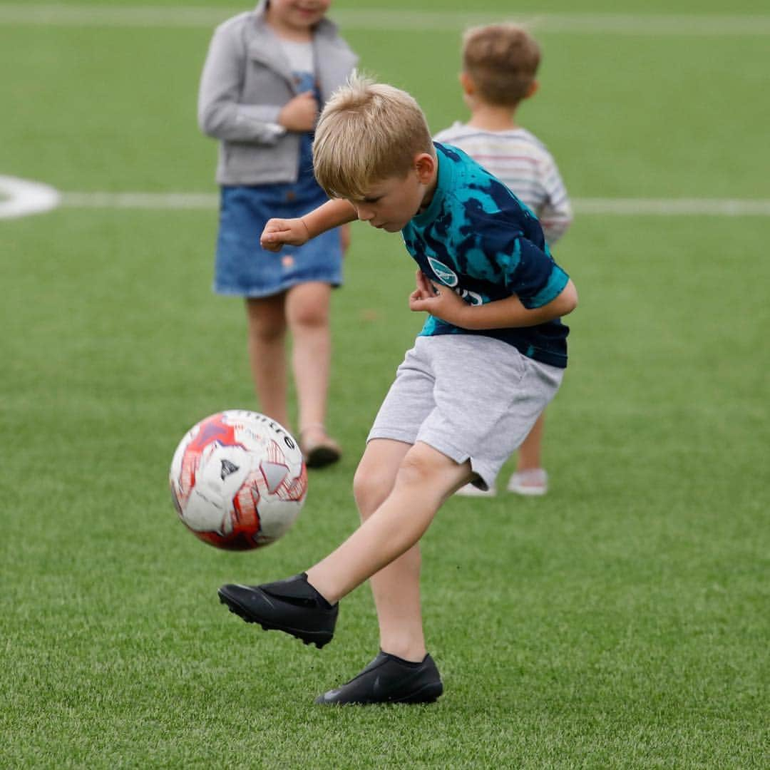 ダニエル・オズボーンさんのインスタグラム写真 - (ダニエル・オズボーンInstagram)「💙⚽️ Teddy absolutely loves football and he’s coming on so well! So proud of you boy 💙 little 1 v 1 video Teddy v @paulkonch 👌🏼😁 going to take my years of training to be beating Paul in a 1 on 1 😄👌🏼 📸 by @ralphp 🎥 by me 😂」7月18日 22時26分 - danosborneofficial