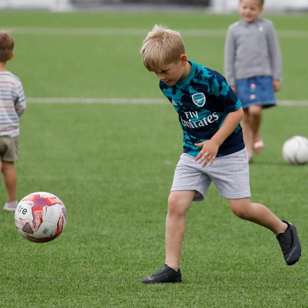 ダニエル・オズボーンさんのインスタグラム写真 - (ダニエル・オズボーンInstagram)「💙⚽️ Teddy absolutely loves football and he’s coming on so well! So proud of you boy 💙 little 1 v 1 video Teddy v @paulkonch 👌🏼😁 going to take my years of training to be beating Paul in a 1 on 1 😄👌🏼 📸 by @ralphp 🎥 by me 😂」7月18日 22時26分 - danosborneofficial