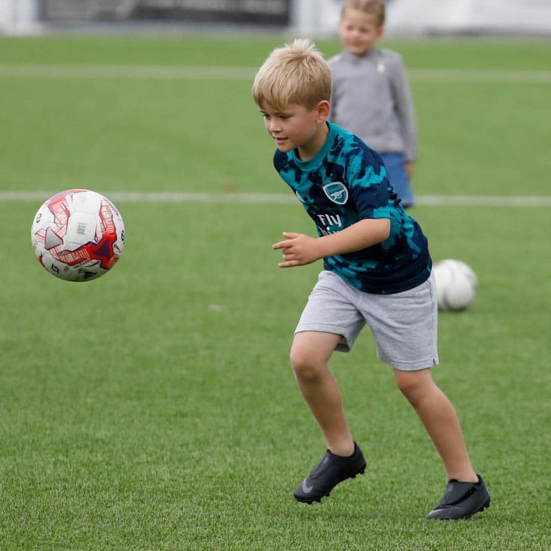 ダニエル・オズボーンさんのインスタグラム写真 - (ダニエル・オズボーンInstagram)「💙⚽️ Teddy absolutely loves football and he’s coming on so well! So proud of you boy 💙 little 1 v 1 video Teddy v @paulkonch 👌🏼😁 going to take my years of training to be beating Paul in a 1 on 1 😄👌🏼 📸 by @ralphp 🎥 by me 😂」7月18日 22時26分 - danosborneofficial