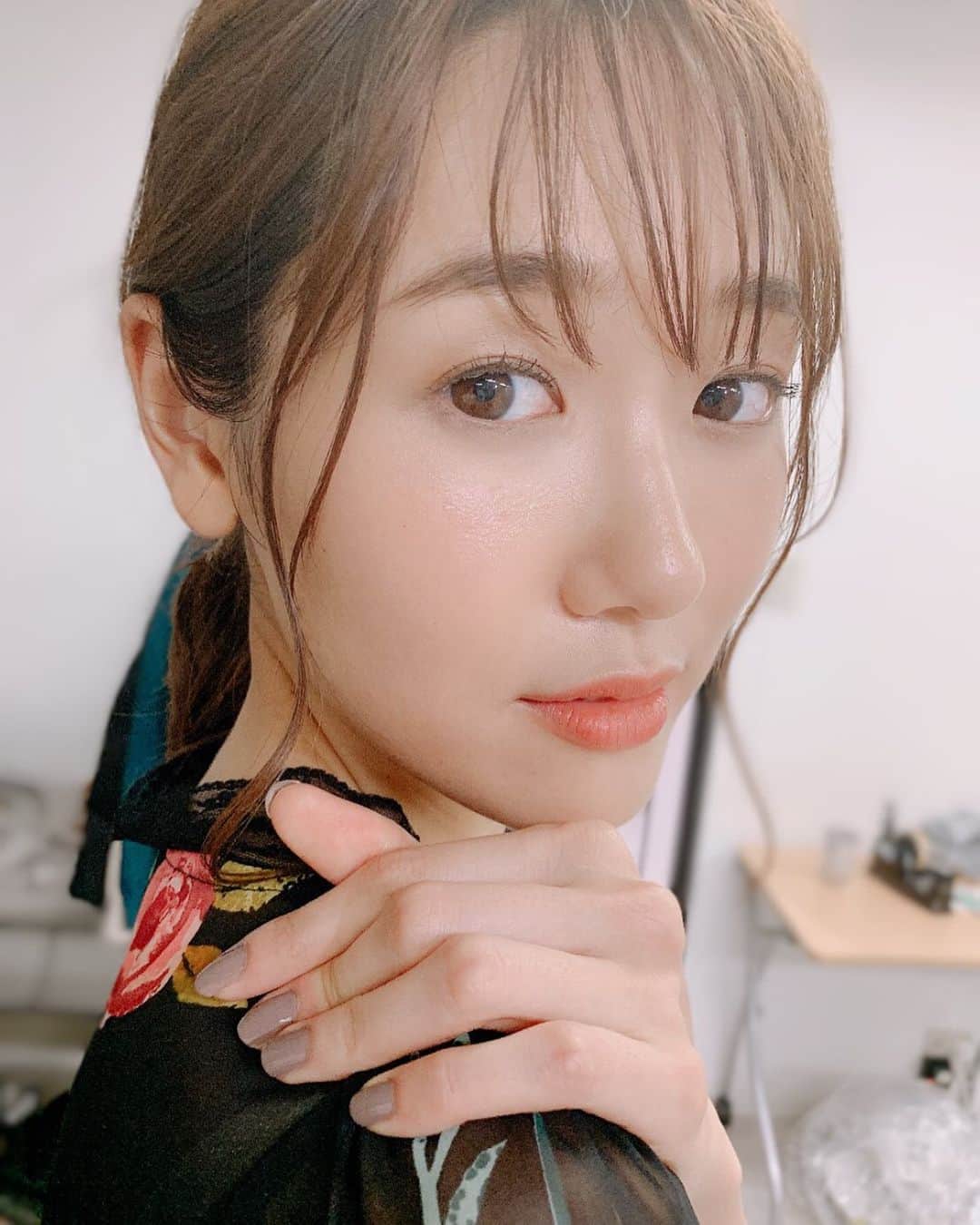 小林ようのインスタグラム：「いつも可愛いおとくさんメイクにゆうきちゃんがスマホのライト当てながらけんやが盛れる感じのカメラアプリ使って撮ってくれたつまり渾身の一枚 @tokuchan109chan @tadatomo0505  @yukbaby . #💄 #makeup #shooting #tokyo #model #つや肌 #메이크업 #おやすみ」