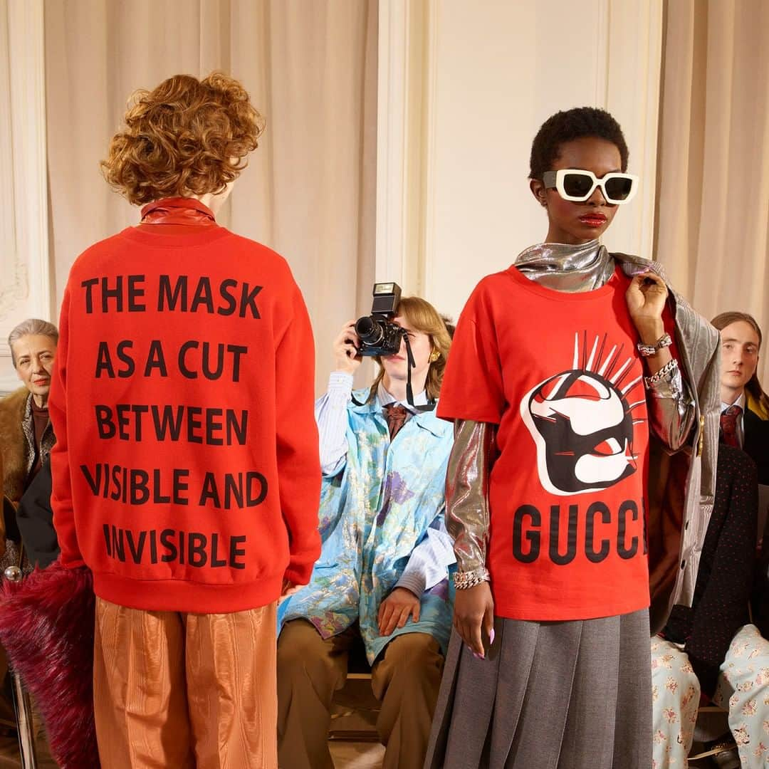 グッチさんのインスタグラム写真 - (グッチInstagram)「A mask features on the #GucciManifesto lineup of T-shirts and sweatshirts. Some pieces of the collection are available exclusively online and feature a special edition packaging accentuated by the #GucciFW19 show’s signature prints. Discover more through link in bio. @alessandro_michele #AlessandroMichele」7月18日 22時30分 - gucci