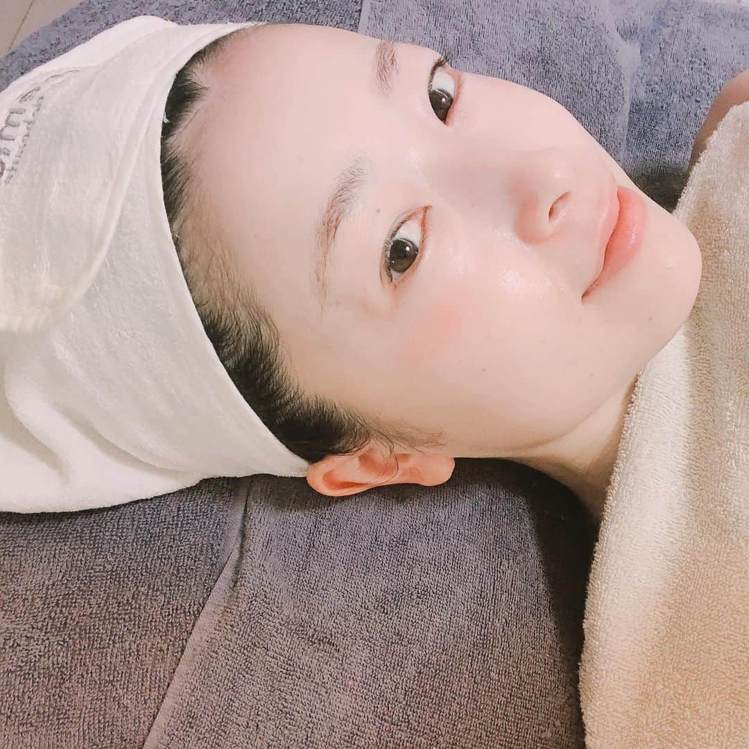 のインスタグラム：「前回初めて韓国コルギエステやって、 とてもよかったので、また来たよ😍🌈 顔スッキリ♪♪♪(๑╹ω╹๑ )  今日は韓国コルギエステに加えて スペシャルMTSもやってもらったよ✨✨ お肌にハリを与えてくれます💓  興味ある子はJinnaちゃんに直接DMを💌 @tokyonana_  ホームページはこちら↓ https://ohayome.shopinfo.jp  #韓国コルギエステ」