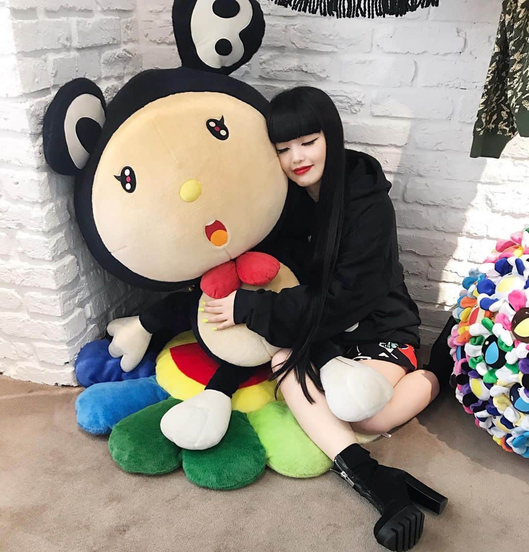 のインスタグラム：「カワイイ🥰癒された💖💤 #takashimurakami #tonarinozingaro」