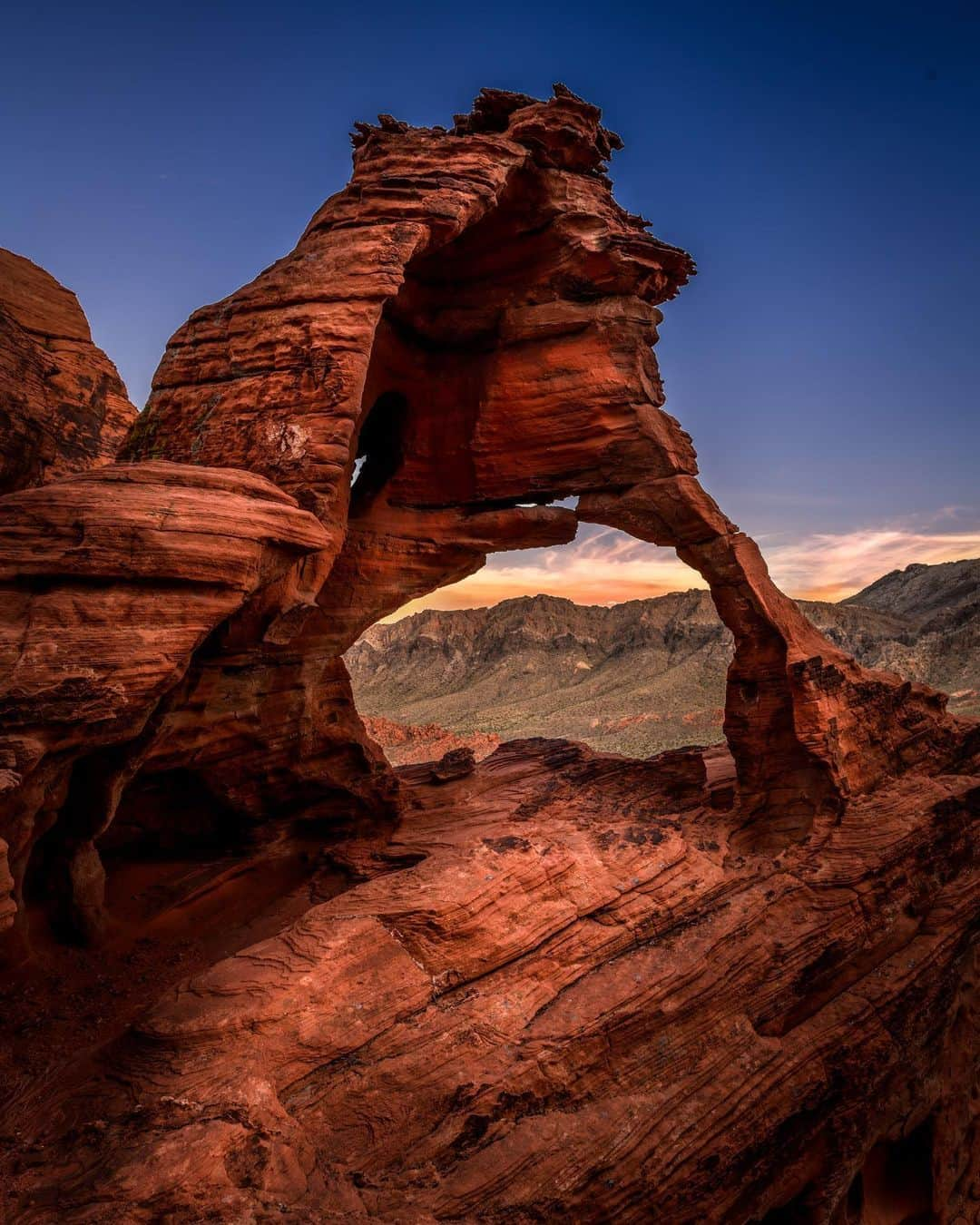 NikonUSAさんのインスタグラム写真 - (NikonUSAInstagram)「Our next stop for this month’s #travelphotography challenge is the Valley of Fire State Park in Overton, Nevada! Landscape photographer @kawin.towe used the #D850 and AF-S #NIKKOR 24-70mm f/2.8G ED lens to capture this stunning desert scenery. “It was an unnamed, unofficial arch located on an unmarked trail and hidden from a scenic view loop road. I had seen a few pictures of this arch and was able to acquire general ideas of where its location might be. It took me a few hours to finally find it right before the sun went down.” Any travel plans for the summer? Share your #travelphotography with us using #NikonNoFilter for a chance to be featured!」7月18日 22時34分 - nikonusa