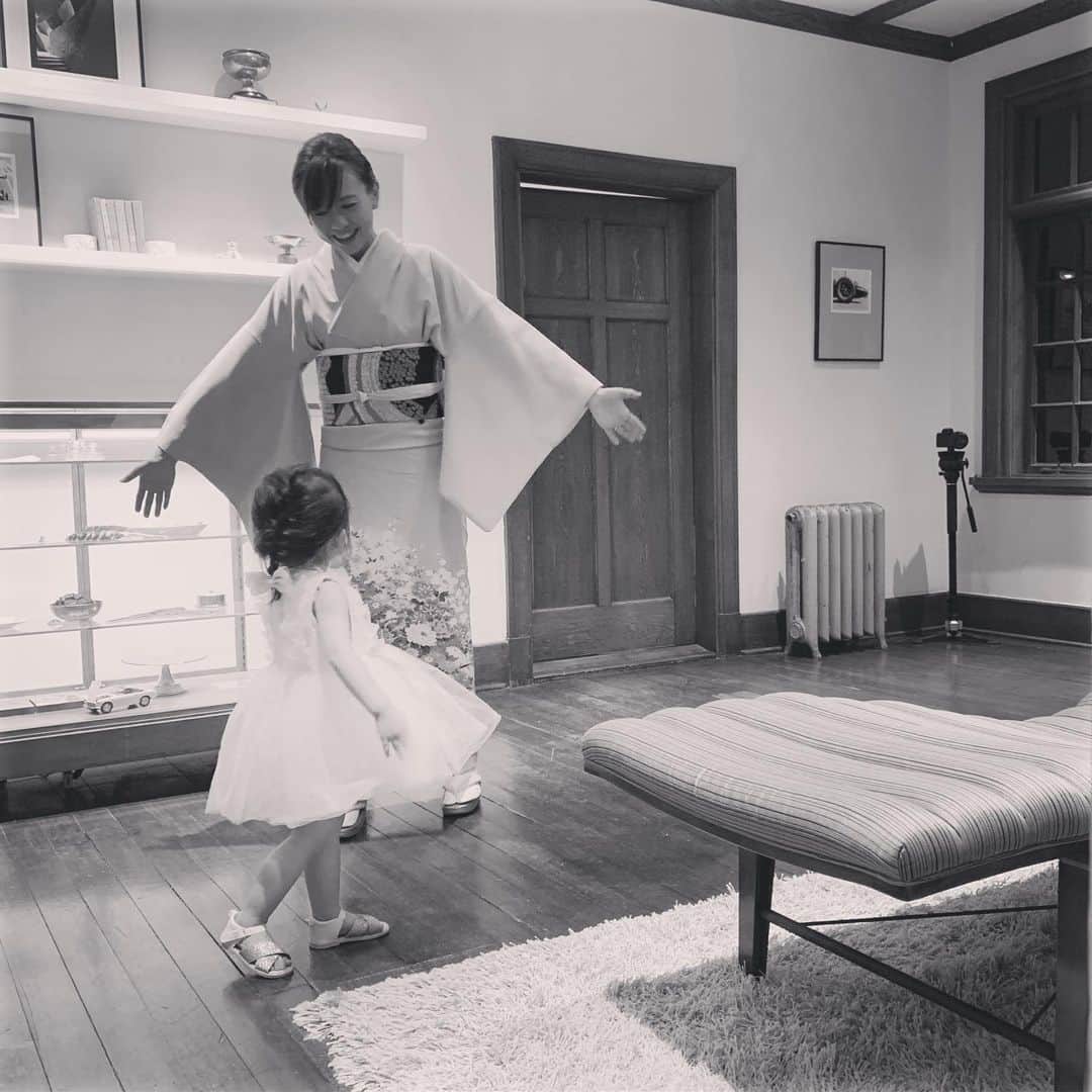 虎南有香のインスタグラム：「弟の結婚式もあり、おめでたい事続き💐🎈💍 弟の奥さんとはもう何度も会っているけど、良い奥さんと結婚出来て良かったね…と改めて😢💕 ちび虎はリングガールという大役を任され、可愛い衣装を用意してもらい… 我が子ながら天使👼でございました。笑 私も気合を入れてお着物を。 苦しかった☺️笑 でも着て良かった💕  弟よ、、、本当におめでとう💕 そしてこれからも宜しく！！」