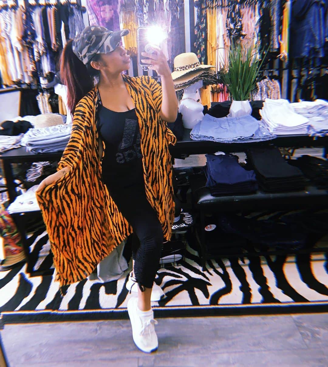 ニコール・ ポリッツィのインスタグラム：「$15 SALE MAWMAS! 🖤 In Store & Online on kimonos, Dresses & rompers! @thesnookishop」