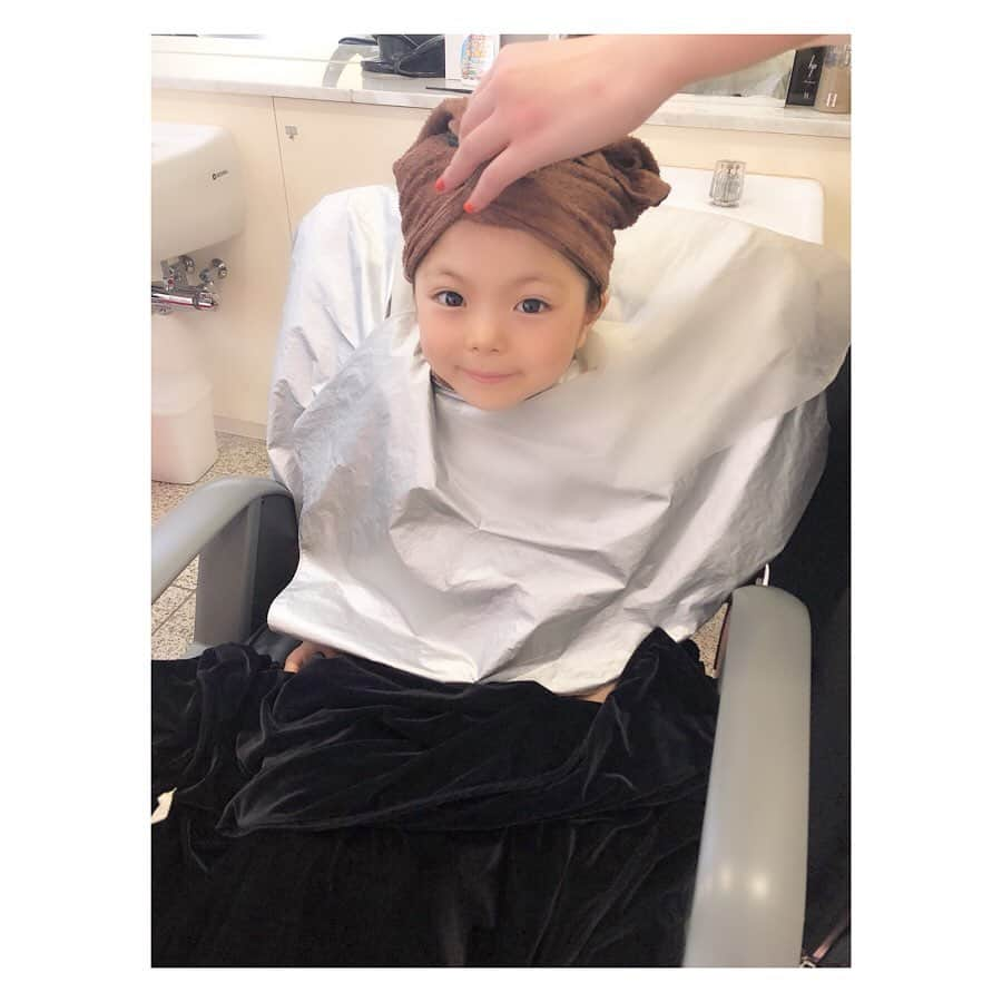 Yukiさんのインスタグラム写真 - (YukiInstagram)「久しぶり三姉妹と美容院へ♡  子連れでお世話になれる美容院は とってもありがたいです😂✨ 三姉妹は初めてシャンプーをしてもらって大喜び♡ 長女は10cmほどカットして、気に入ってました◟̆◞̆ そして、白金台にopenしたばかりの @starbridgetea  スタッフさんもみなさんすごく優しくて、店長さんともお話出来て一緒に📸💗 また夏休み中に遊びに行きたいです(o^^o)♬︎♡」7月18日 22時39分 - yukikuu96