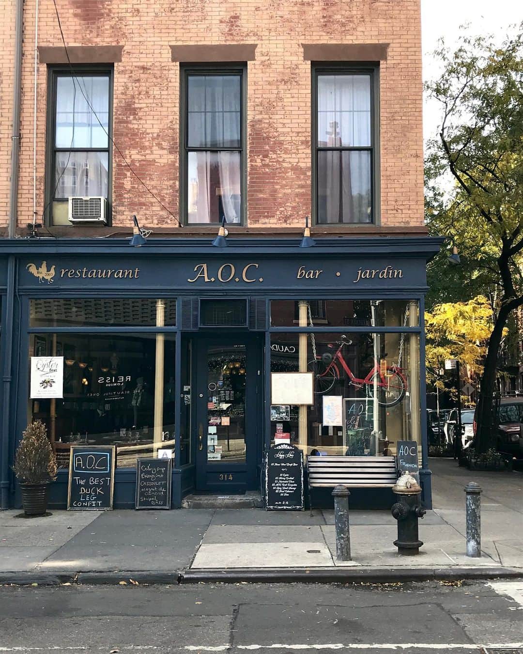RIASIMさんのインスタグラム写真 - (RIASIMInstagram)「Good morning from another little gem 💎 in West Village! Adorable cafe...perfect if you just want coffee & a croissant /tartine or pop in for lunch/dinner (try their moules frites) yum! Check our their garden...perfect on summer days & warm nights. It’s always fun to find places with gardens...adds to the charm and rare in the city! Happy mini Friday all! 😊 @aoc_nyc . . . . . . . #westvillage #greenwichvillage #coffeeshopcorners #wheretofindme #makemoments #mytinyatlas #myeverdaymagic #cafehopping #fromwhereistand #caffeinecouture #coffeecakescafe #newyorkcityfeelings #newyork_world #newforkcity #prettylittletrips #prettycitynewyork #seeyourcity #guardiancities #travelerinnewyork #nyc_explorers #facades #facadelovers #inspiremyinstagram #exploremore #lifewelltravelled #theshopkeepers #made_in_ny #newyork_ig #newyork_instagram」7月18日 22時39分 - coffeecakescafe