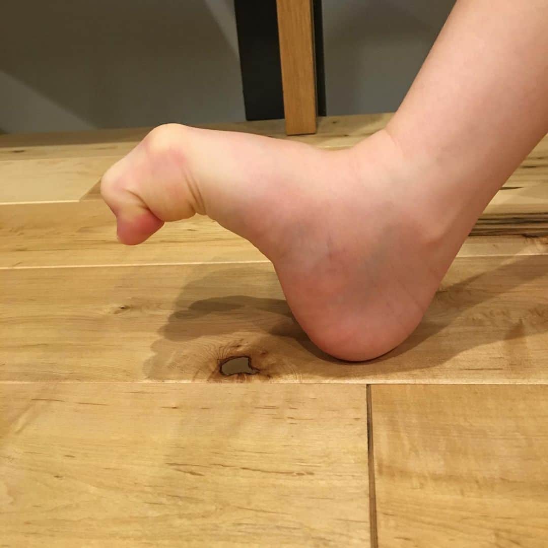 nobuaki.aokiのインスタグラム：「7歳女子の足、流石に柔らかいです(^.^) これに少しでも近づくように頑張ろう！#足のアーチ #足指#足指トレーニング#足裏#足裏マッサージ #足の痛み #外反母趾  #足裏トレーニング#家トレ#体感アシストメソッド」