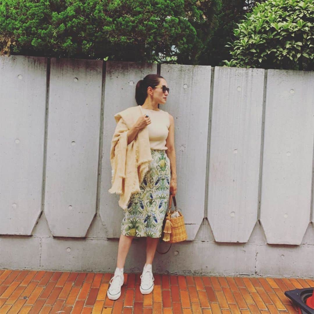亀恭子のインスタグラム：「賑やかな柄スカート❤︎ 鳥がおります。 インコ？ . . . 夏気分満載な色柄ですが、 ジャガード織りでしっかりした生地感。 秋もニット合わせで着たいと思ってます。 . . . ちなみに、 実家で飼っているセキセイインコは 喋ります。 逃げて迷子になった時の為に、 住所と名前を覚えさせた、とのことです。 . . today's… #fashion #ootd #kkstyle #tokyo #kamescloset #knit #auralee  #skirt #cedriccharlier #stole #asaucemeler #bag #waiwai #summer #july #セキセイインコ #かめぴーちゃん と喋ります #リラックスしてないと喋らないから #迷子の時はきっと喋らない」