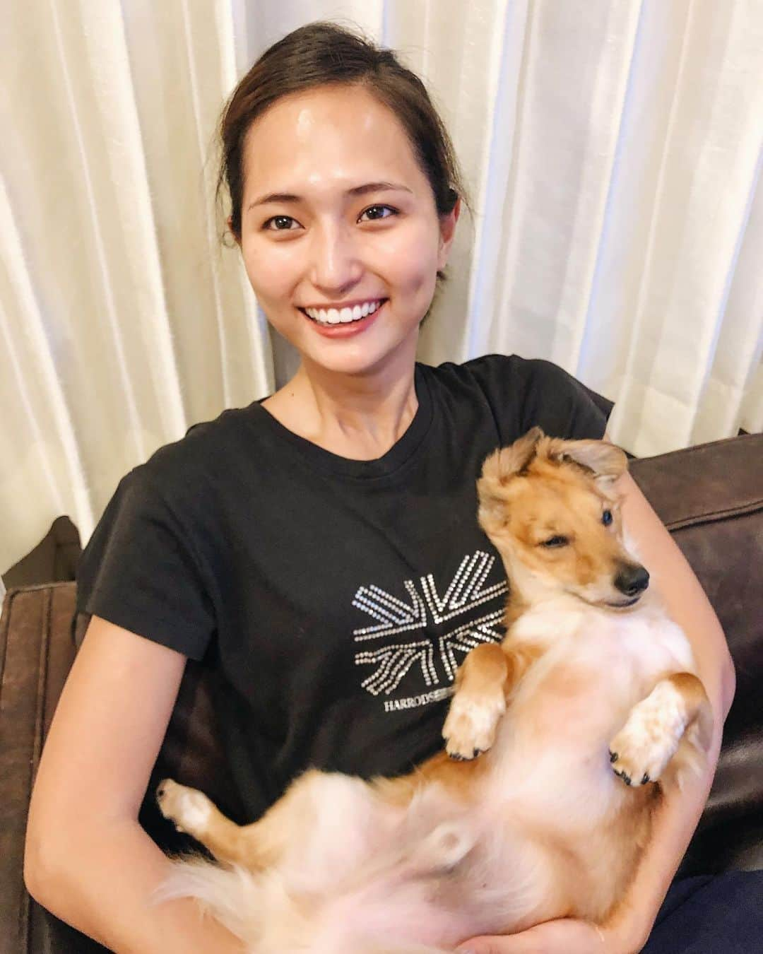 山賀琴子さんのインスタグラム写真 - (山賀琴子Instagram)「腕の中でウトウトするコタロー🐶 肌が日焼けでコタローと大差なくなってきた😂」7月18日 22時55分 - kotokoyamaga