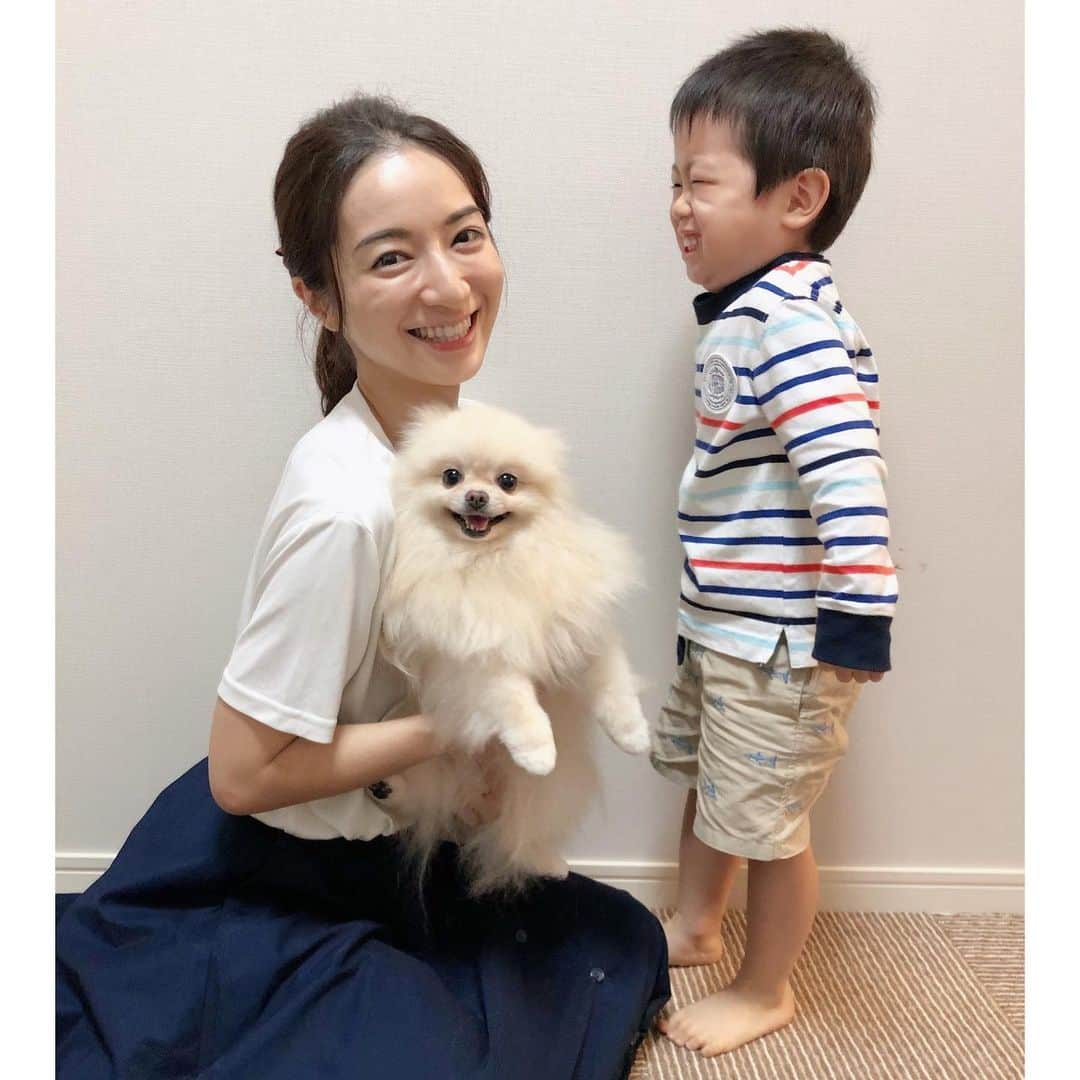Mayuko Watanabe 渡辺真由子さんのインスタグラム写真 - (Mayuko Watanabe 渡辺真由子Instagram)「WWFジャパンのWebドラマを観て、ジーンとしたので、突然ですが、真面目な話👍笑 ・ 桃太郎という家族同様の犬を飼い、息子を産んでから、私の人生観は変わりました。 犬と子供のお世話は大変なこともたくさんありますが、毎日楽しく笑っていられることがいかに幸せか気づきましたし、息子が大人になった時、未来の地球はどうなっているのか考えるようになりました😀 地球温暖化が進み、猛暑になっていくことも心配ですし、様々な原因で数が少なくなっていく野生動物も守りたい思うようになりました。 これは息子が動物園や水族館に行って目を輝やかせて楽しそうにしている姿を見ていて、こういう動物が近い未来いなくなるなんて嫌だと私自身思ったからです。 毎日追われてそんな風に思いながら何も出来ないので微力でも力になれればと毎月少しですが寄付をしています。 ほんの小さな気づきから、こういう気持ちや行動は始まるものだと思います😊 息子に野生動物のカレンダーで名前や特徴を教えていて、興味を持ってくれたら良いななんて思ってます♡ WWFジャパンの動画をぜひお子様と一緒でも良いと思いますし、皆さんにも観ていただきたいです☺️♫ @wwfjapan #PR#わたしが守りたいのは#息子#我が子#我が子の未来#守りたい気持ち #WWFジャパン#WWF#動物好きな人と繋がりたい#絶滅危惧種#野生生物 #mama#ママ#子育て#子育て中#ポメラニアン#pomeranian#ポメ#pomestagram」7月18日 22時48分 - watanabe_mayuko