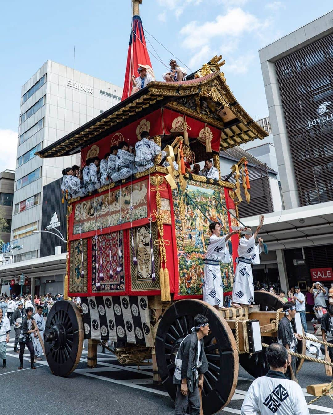 masayaさんのインスタグラム写真 - (masayaInstagram)「In Kyoto, every year, famous "Gion Festival" has been held since the ninth century. 祇園祭 前祭山鉾巡行 「動く美術館」というのもの納得。ファインダー越しではなく、直に見ていたいと思った。 #京都 #山鉾巡行 #祇園祭 #kyoto」7月18日 22時49分 - moonlightice