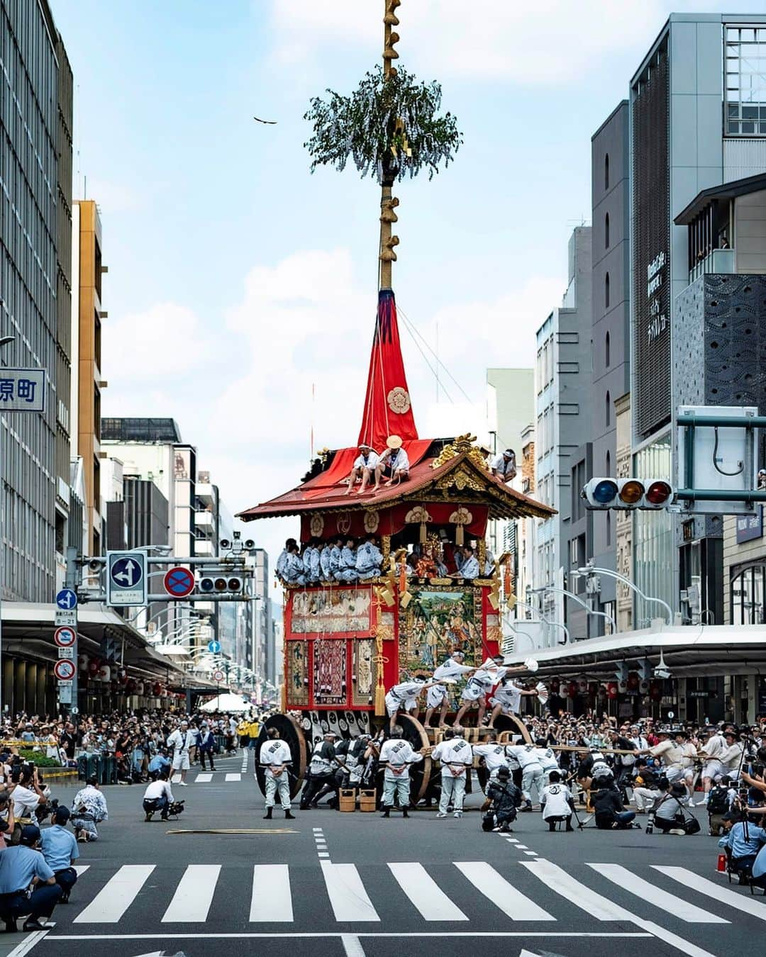 masayaさんのインスタグラム写真 - (masayaInstagram)「In Kyoto, every year, famous "Gion Festival" has been held since the ninth century. 祇園祭 前祭山鉾巡行 「動く美術館」というのもの納得。ファインダー越しではなく、直に見ていたいと思った。 #京都 #山鉾巡行 #祇園祭 #kyoto」7月18日 22時49分 - moonlightice