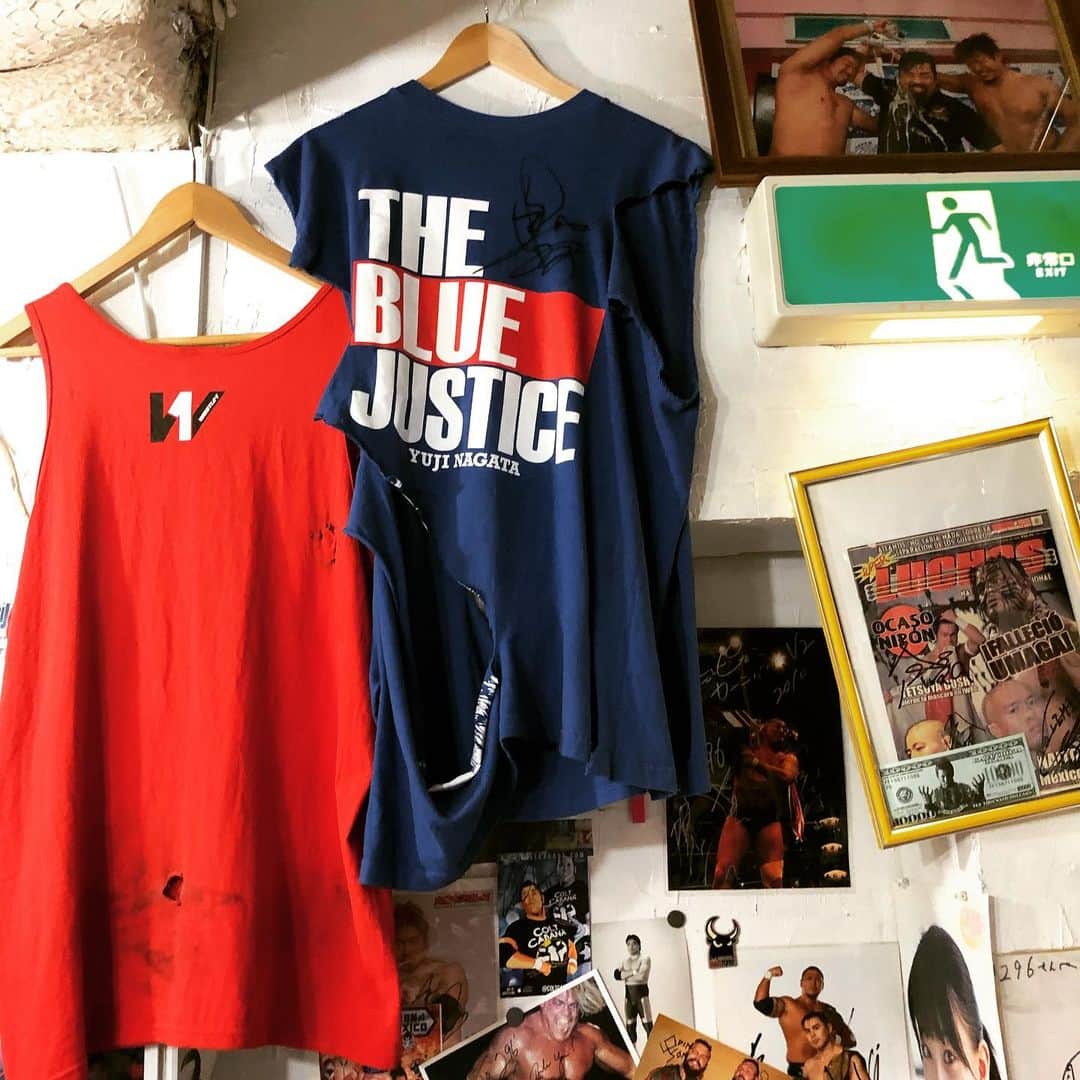 永田裕志さんのインスタグラム写真 - (永田裕志Instagram)「原宿デポルテスに東金大会のポスターとフライヤーを貼ってもらいに行ってきました。 ふと見ると、2年前に俺と一緒にG１を完走したBLUEJUSTICE Tシャツが飾ってありました。 一瞬感慨深い思いに浸ってしまいました。 #永田裕志 #bluejusticeix  #デポルテス #296さん #第三世代  #新日本プロレス  #東金アリーナ #9月8日」7月18日 22時51分 - yuji_nagata