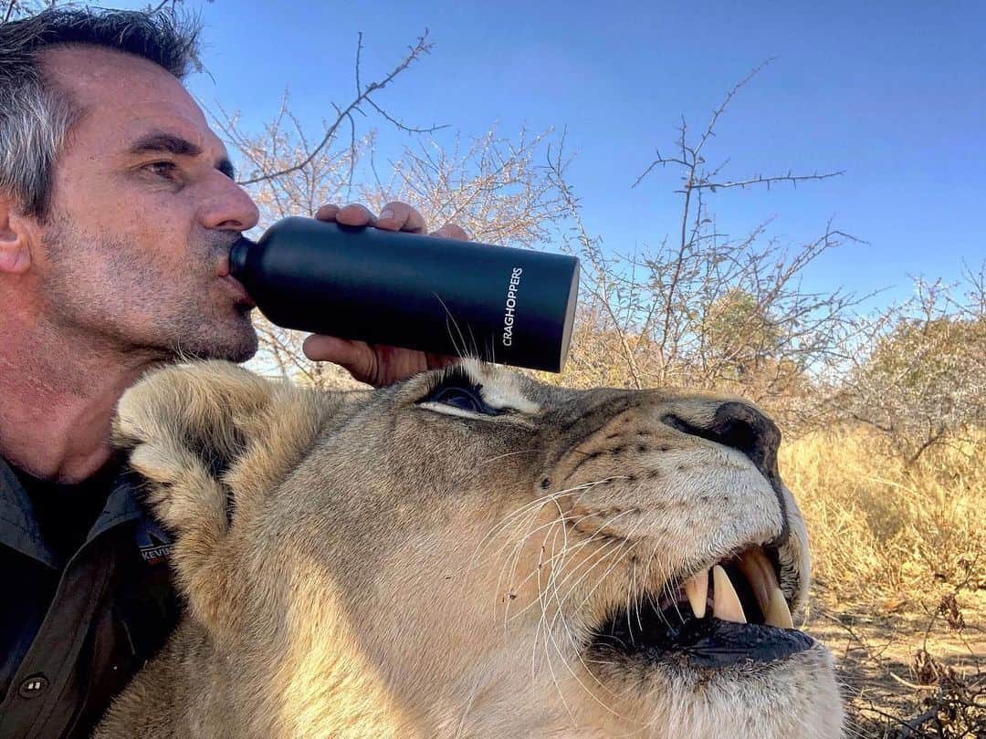 Kevin Richardson LionWhisperer さんのインスタグラム写真 - (Kevin Richardson LionWhisperer Instagram)「You’ve all heard the stat that by 2050 there’ll be more plastic than fish in the ocean. Trying to eliminate single-use plastic is something we should all be making a conscious effort to do more of.  The first step in the right direction is switching out plastic for reusable water bottles like this aluminium one from @craghoppersofficial  Whose with me in taking their first step and making this small but important change? #mycraghoppers #plasticpledge #plasticfreejuly」7月18日 22時53分 - lionwhisperersa