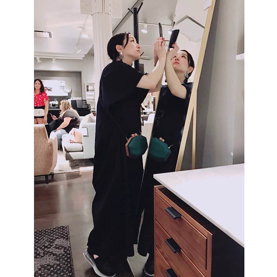 のインスタグラム：「やあやあ、お元気ですか。まあ聞かれたら、元気だよって答えますよ。これも優しさだと思います。夜は電池が切れたように眠っています。でも時差の関係で時々着信やらにがばりと起きて（音も鳴らないのに気配で起きるのは張り詰めてるということなのかもしれないけど）用が済んだらまたすぐに暗没。何も大げさに考えず毎日を過ごしているつもりだけど、何かが分かり始めると気になることがどんどん出てきて、例えば欲しくないのに必要な部分だけ拾えてしまうようになったりして「分からないのって、幸せ！」と、あほみたいに居たいけど、そんな期間は薄命です。見ぬふりは出来ないように出来ているのですね。何かしている時に存在するぼんやりしたスペース（集中していないわけじゃないと思いたい）は別回路で埋まって行くらしく、いつも同時進行で何かが行われているような気がします。間が長くなりましたが、だからばたりと眠るのでしょう。今、ここに（それなりに）やって来て、実現には色んな人の優しさと力と気持ちを借りて来ているのでとても感謝しています。我々は存在するだけで誰かに守られ助けられていると分かります。直接的に間接的に。気持ち悪いくらい当たり前のことを言いましたね。今更文字にするまでも無いのだけど。こちらに持ち込んだり、貸してもらったりしながら出来た特別なシステムはお気に入りで、下の階にあるピアノを時々弾いています。椅子がまた、好き。未来が過去に乗っかっています。 真剣に鏡を探していた日。ちょうどいいものって難しい。 日本の郵送システムは改めて、凄いねぇ。 仏顔も健在でアルカイックスマイルから鼻の穴を大きくしたり、夜を待って朝のタイミングを想像したり、謎のポーズを捕らえたりもしています。このポーズは俗に言うズッコケというやつでしょうか。 それから、ベランダに毎日スズメが来るのだけど、どれだけそうっと近づいてもまだすぐに逃げてしまいます。 一生近づけないことも知ってる。 次みんなと会う瞬間に向けて、私は私続けて（しつづけて、と読んでみる）あ、そうそうそれから、いつもいい感じのツッコミをありがとう。笑 そんなこんなで書き上げた最中 酷いニュースが届いたりして いま雨。おんなじ雨でしょうか。  潤うのは心だけでいいよ 夕日が世界に寄り添いながら美しく照れる by ふれる #nyc#newyork」