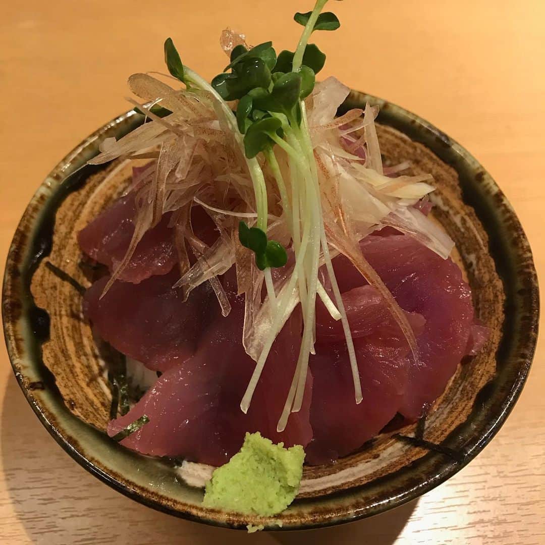 泳ぎイカ 九州炉端 弁慶 新大宮店さんのインスタグラム写真 - (泳ぎイカ 九州炉端 弁慶 新大宮店Instagram)「こんばんは！ 弁慶新大宮店です😁 本日も雨の中のご来店ありがとうございました！ 本日の写真はマグロ丼です🐟 毎日新鮮な魚が入ってきてるので、 とても美味しいです🌟 是非ご来店した際は魚を食べてみてください🐟 明日もご来店お待ちしております🐟 ． #弁慶#弁慶新大宮#駅近#徒歩1分#奈良#奈良ごはん#奈良居酒屋#泳ぎイカ#居酒屋#地酒#奈良地酒#日本酒#奈良グルメ#nara#instgood#instalike #instafood #instapic #🍻#🦑#🍶#🐟 #🐓 #yummy #いいね返し #f4f #instagram #おしゃれさんと繋がりたい#instalove」7月18日 23時04分 - kyushuumaka.shinoomiya