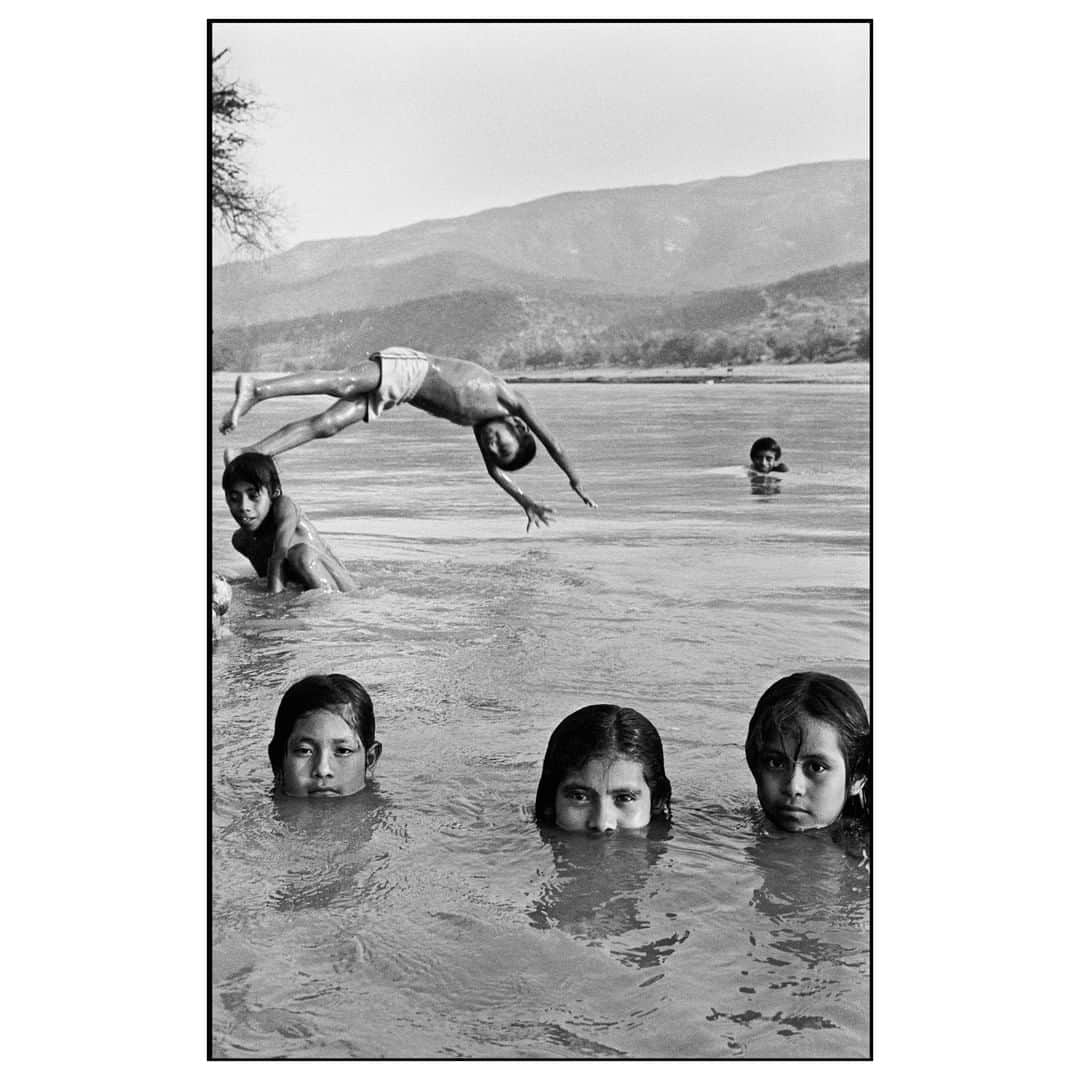 Magnum Photosさんのインスタグラム写真 - (Magnum PhotosInstagram)「#FromtheArchive: Children bathe and play in the Rio Balsas. Village of San Agustin Oapan. Guerrero, Mexico. 1985. . © @abbas.photos/#MagnumPhotos」7月18日 23時01分 - magnumphotos