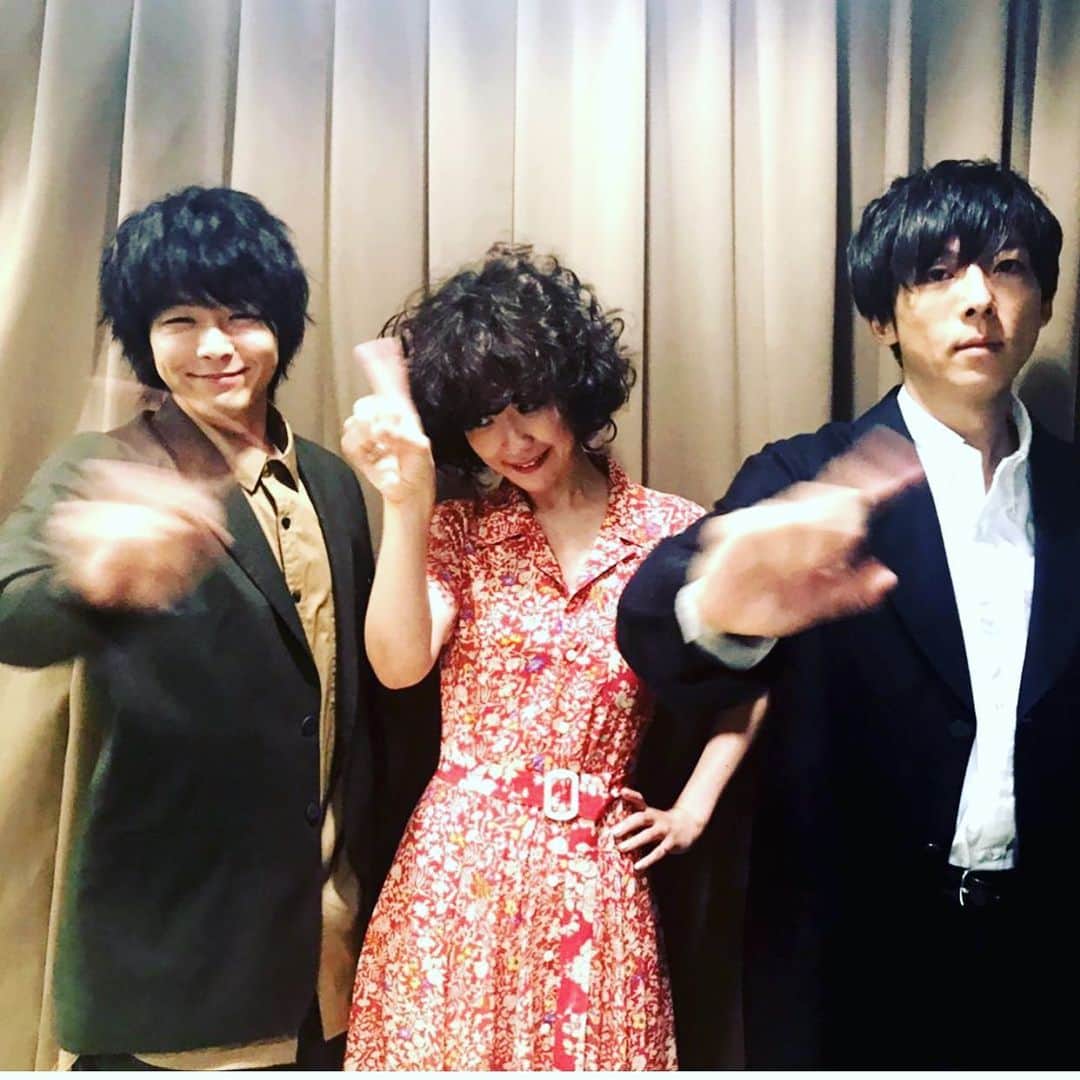 のインスタグラム：「明日、7月19日の10時スタート！ TBS 「凪のお暇」naginooitoma  マッシュ+ウルフにヘアカットして、エンジェルパーマをかけて…  ヘアスタイルチェンジで体当たり…凪役に挑戦する黒木華ちゃん…  イイ男二人に囲まれて…^_^  明日から楽しみ✨✨✨ #TBS #凪のお暇 #黒木華 #高橋一生 #中村倫也 #カット＆パーマ #ヘアスタイル #エンジェルヘア #twiggytokyo  #hairsalon  #TWIGGY. #TV hairstyle by MamiAmeku(twiggy)」
