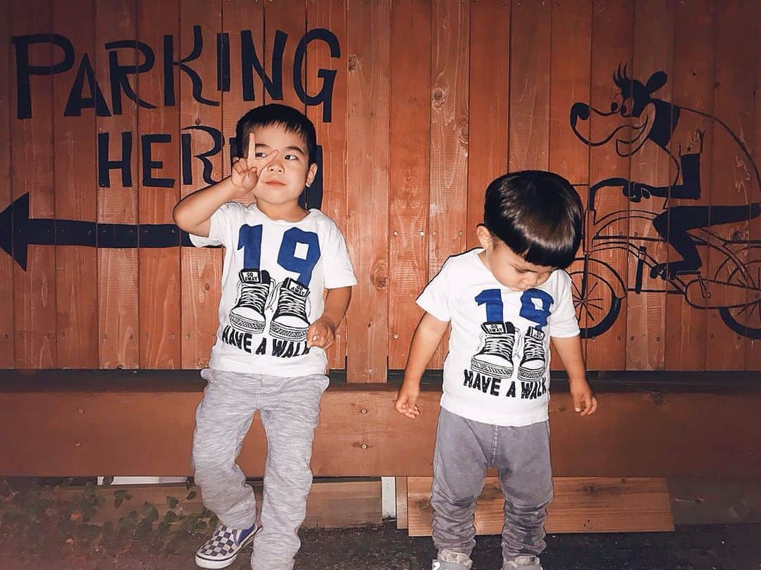 齋藤美波のインスタグラム：「👦🏻💙👶🏻 #2児ママの悩み 最近1才過ぎた然さんが しっかりと意思表示出来るようになり 自我がはっきり出るようになり 歩きもだいぶ安定して動き回る楽しさを 知った上に好奇心旺盛な彼と、 今まで自分の欲のままに生きてこれた毎日が 然くんが成長する度にそれが 出来なくなる武玄。 ・ 相手のものが良く見え おもちゃの取り合いや ママの取り合い。 武玄に叩かれても押し倒されても 基本動じない然くん。笑 なんなら負けず嫌いなのか(私似だな) 叫び返す😃笑 #次男坊強し ・ 2人のキーキー音が 毎日毎日すごくて。。 ただ、単なる兄弟喧嘩👊🏽⚡️ ・ どこまで見守ってあげるのか どこから手を差し伸べていいのか どちらを叱るのか🤔 とてーも難しい....。 極力兄弟喧嘩に口出しはしたくない！ やっぱ世間的には上の子ばかりが 怒られてばかりだと思う。 私もその一番上の気持ちを 親から嫌ってほど味わったから 上を責める事はあまりしたくない。 結局怒られるのは上。 だから弟や妹が憎い、ムカつく。 ↑そう思ってたw そこから妹や弟をいじめる🙃 ↑私がそうだった😂 ・ そうはなってほしくないから あまり上ばかり怒る事を したくないんだよね😔 ・ けど、最近然くんの事 つねったり髪引っ張ったり 押し倒したり、 おもちゃ無理やり取ったり、、 さすがにそれは叱るけども。 それがまた武玄のストレスにも 繋がってんじゃないかと思って 日々悩んでおります🤦🏽‍♀️ ・ でもね、然くんが悪いことした時も 私は武玄と同じように叱るの。 するとね、然くんの事をちゃんと かばうの🥺 兄弟愛感じるよねえ〜 優しいお兄ちゃんには間違いないのだけど、毎日喧嘩すごいの。笑 奇声兄弟だから頭痛くなるんだわ😇 ・ 男の子2人の兄弟のバランスの難しさ 直面しております。笑 ・ そして毎日自分に反省の日々で ございます😢♥️ ・ でもこれも、また小さな可愛い悩み と思える日が来ると思うと ママとして成長してるんだなと 感じる♥️ あと10年後には壁とか 穴空いてそうだもんね🕳 ・ これからもパワフル母ちゃん 更にパワフルになったる💪🏾💪🏾 ・ ・ ……………………………………………… #育児悩み#ママあるある#2人兄弟#男兄弟#2才差#1歳#3歳#男の子ママ#2児のママ#パワフル母ちゃん#悩み絶えない#育児って楽しい#幸せ#充実#家族#親子#一生の宝物#湘南 #brother#boys#kids#baby#love#mysweet」