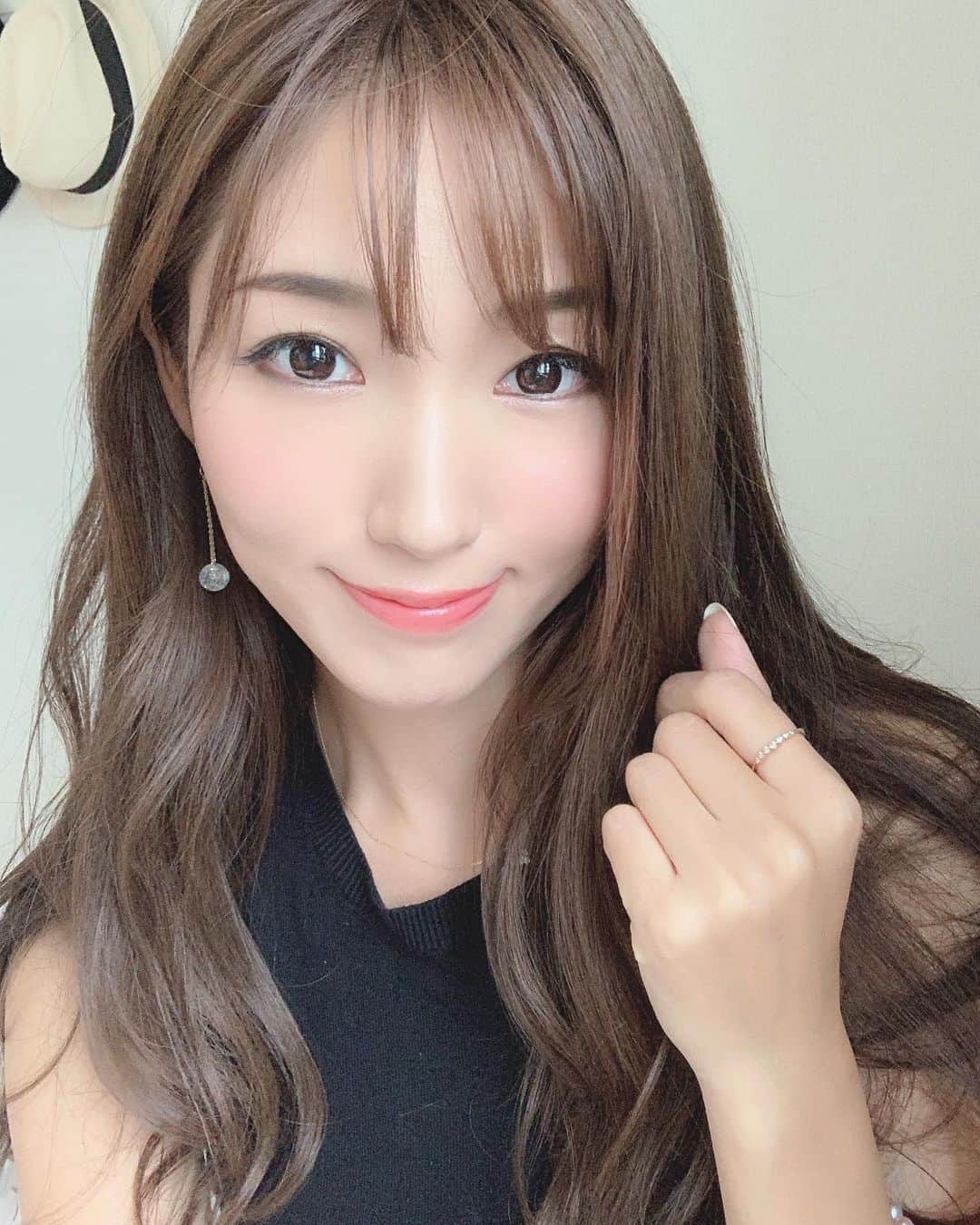 のインスタグラム：「おこんばんわ〜みんな起きてる？私は全英オープン見るために夜更かしするよん⛳️すでに眠いよん💤23:20からテレ朝だよー📺 . あ、そうそう、ハワイから帰ってきたら髪色がすごく明るくなっていたので @heartim__lobby へ！前回から3週間たたずして駆け込んでしまいました！笑 これまたいい感じの色〜♪岩井さんいつもありがとうございます🥺✨ . 明日はお休み♪予定詰め込みすぎてしまう癖なんとかしたい…でも楽しみっ💓 . . . #東京 #ヘアサロン #TOKYO #hairstyle #haircolor #代官山 #恵比寿」