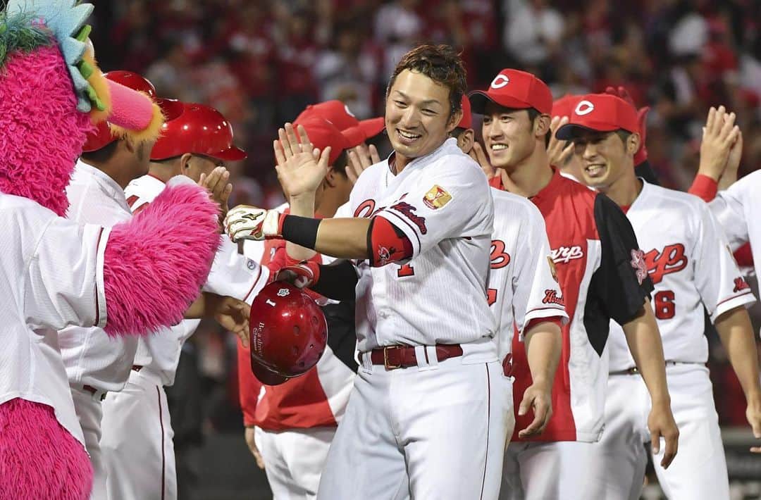 地方民のカープ女子のインスタグラム：「・ ファンが選ぶプロ野球前半戦MVP ・ カープは誠也くんが1位🥇 ・ さすがカープの4番😉👏 ・ 後半戦もチームを引っ張っていく活躍期待してます✊🏻✨ ・ #鈴木誠也 #広島東洋カープ#広島カープ#カープ#carp」
