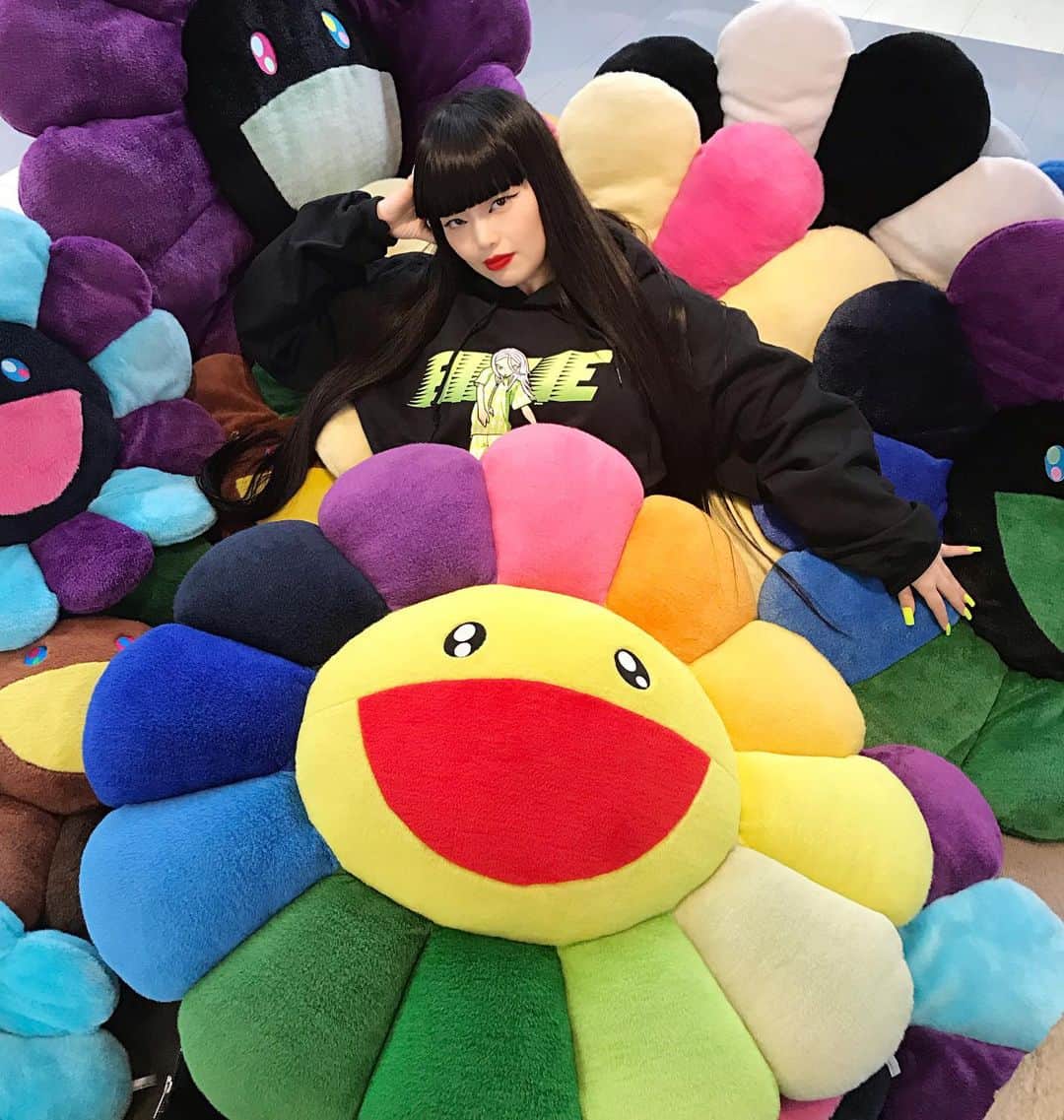 のインスタグラム：「カワイイ🥰🌼🌸🌻🌺🌱 #takashimurakami #billieeilish #tonarinozingaro」
