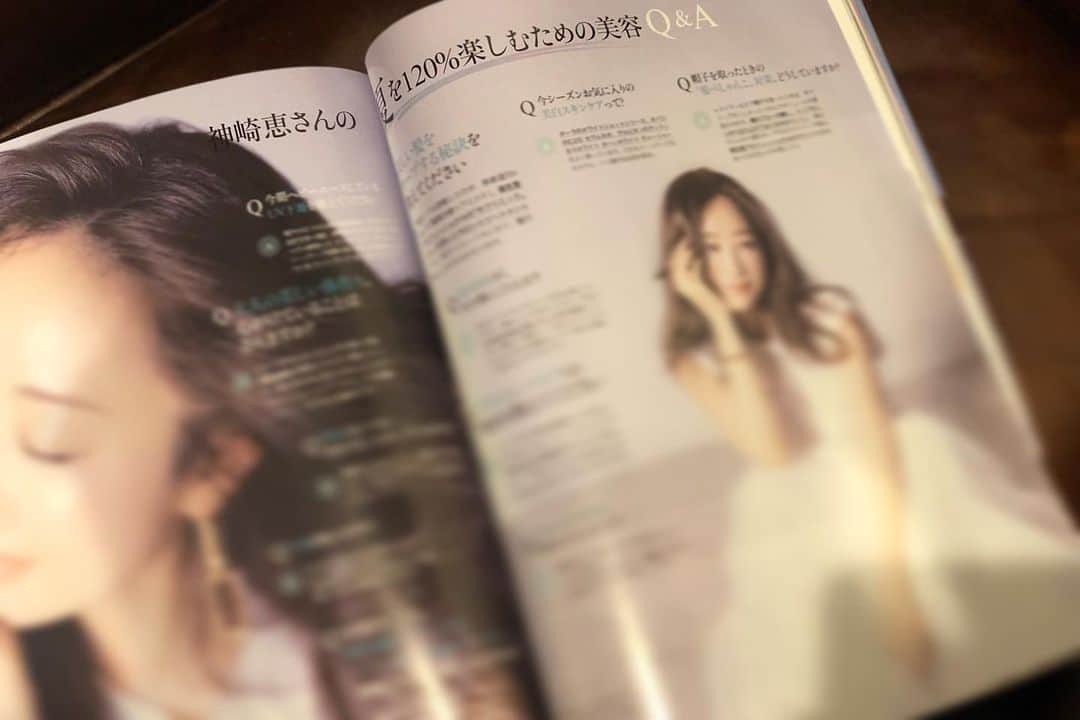 神崎恵さんのインスタグラム写真 - (神崎恵Instagram)「ただ今発売中の 『美的GRAND』Vol.4 8pにわたり、夏のメイク、ヘア、ファッションのお話をさせていただいています✨ ヘアアレンジからメイク、小物やファッション、たっぷりご紹介しています。 ぜひ読んでいただきたい特集です✨ Photo KAZUTAKA NAKAMURA styling YASUKO ISHIZEKI hair KANA TUMURA make MEGUMI KANZAKI #夏メイク #夏ヘアアレンジ #美的GRAND」7月18日 23時21分 - megumi_kanzaki