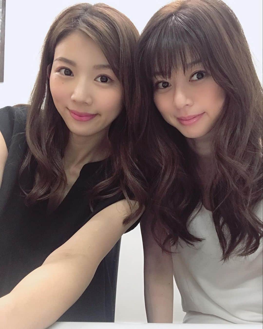 赤谷奈緒子のインスタグラム：「みなさんコメントやご連絡たくさん本当にありがとうございました💕😭 遅くなりましたが、、本当に嬉しいです☺️ ありがとうございます。 . . #今日は1日長丁場お疲れ様でした😌 #えれなさんとカメラマンのさるやさんと💕 #お久しぶりの皆さんと楽しい1日でした♡ #洋服の青山 #📸 #💤」