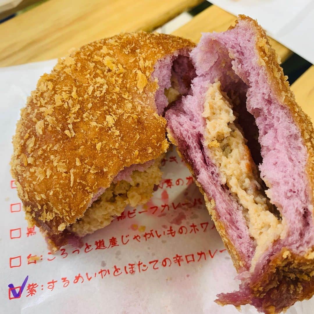 一条もんこさんのインスタグラム写真 - (一条もんこInstagram)「東武百貨店池袋店 カレーとうつわと。  カレーパンあれこる。 奥芝商店さんの、 千歳ベーコンとほうれん草のカレーパン。緑色で中辛。クリーミーなフィリングはベーコンの燻した香りがふんわり。 紫色が辛口。スルメイカとホタテのカレーパンはシーフード感と後味にキリッとした辛味を感じます。パン生地はふわふわで甘め。  パピオさん。 関東限定スパイスカレー  キーマ。 甘じょっぱい福神漬けがスパイスとのギャップを生んでおいしい。  山口県のシュクルヴァンさん。 黄金カレーパン 〜とろーりチーズ〜 濃厚なフィリングにまろやかなクリーム状のチーズがとろけます。 パン生地のもっちり感とも相性◎！！ 神奈川県の幻斎カレーパンさん。 限定商品のカツカレーパンをいただきました！揚げ物in揚げ物。 攻めまくっている感じが大好きです。 無心で食べました。 カレーパンも全国さまざま。 ごちそうさまでした！！ #カレー#curry#東武百貨店池袋店#カレーとうつわと#カレーパン#奥芝商店#札幌#パピオ#大阪#山口県#シュクルヴァン#神奈川県#幻斎カレーパン#カツカレーパン#揚げパン好き#一条もんこ」7月18日 23時13分 - monko1215