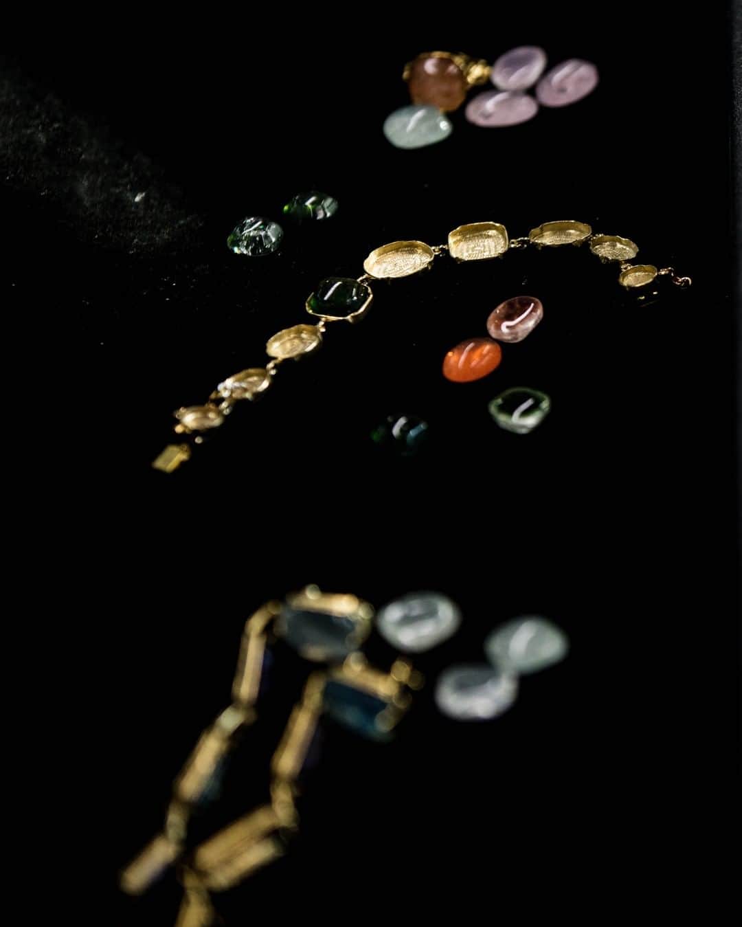 グーセンス パリのインスタグラム：「Making of "Cabochons" bracelets. . . #📸 by @mathieu.bonnin . . #Goossens #cabochons #bracelet #colorful #gold #brass #classic #workshop」