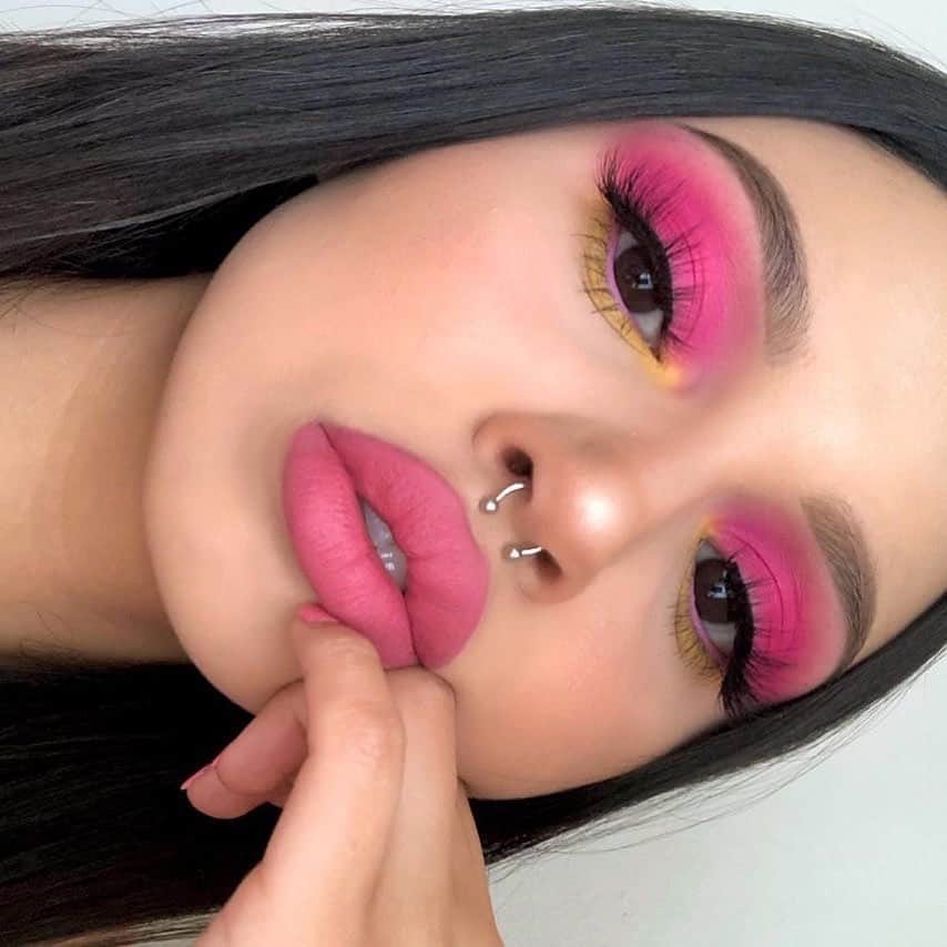 Anastasia Beverly Hillsさんのインスタグラム写真 - (Anastasia Beverly HillsInstagram)「Pretty in pink @shamelesslydia  Using the ABH Eye Primer and #abhxalyssaedwards palette on eyes. Face set with Dewy Set」7月18日 23時19分 - anastasiabeverlyhills