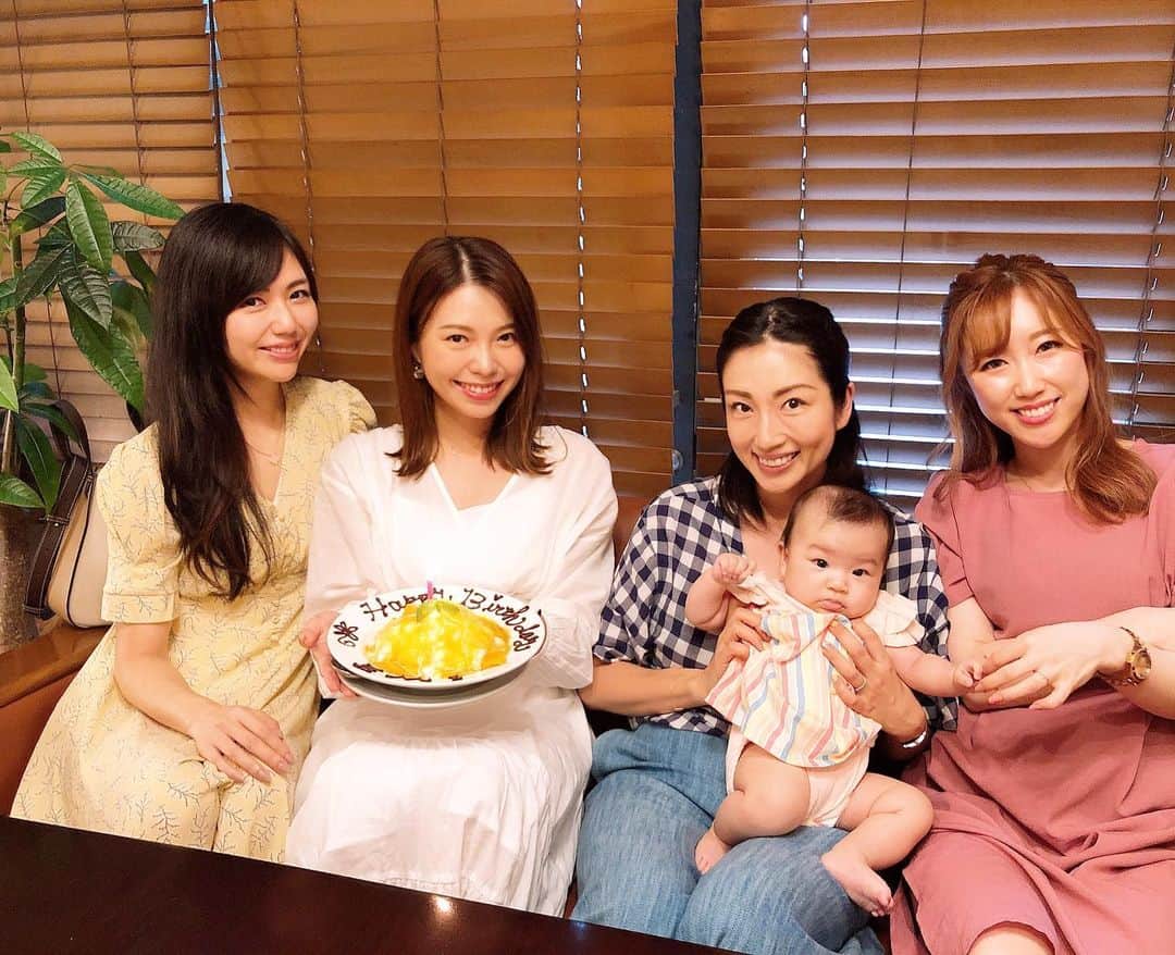 庄司ゆうこさんのインスタグラム写真 - (庄司ゆうこInstagram)「えみ先生のお誕生日ランチ会🎉🎊 久しぶりにみんなとゆっくり話せて楽しかった💕 昨日はTBKメンバーでランチ会だったし、ももちゃん毎日美女たちに抱っこしてもらってます。笑  #ランチ会#お誕生日おめでとう#お祝い#バースデーランチ#psyメンバー#東京美女経営者会#生後3カ月#ももちゃんです🤗#子連れランチ」7月18日 23時22分 - yuko.shoji