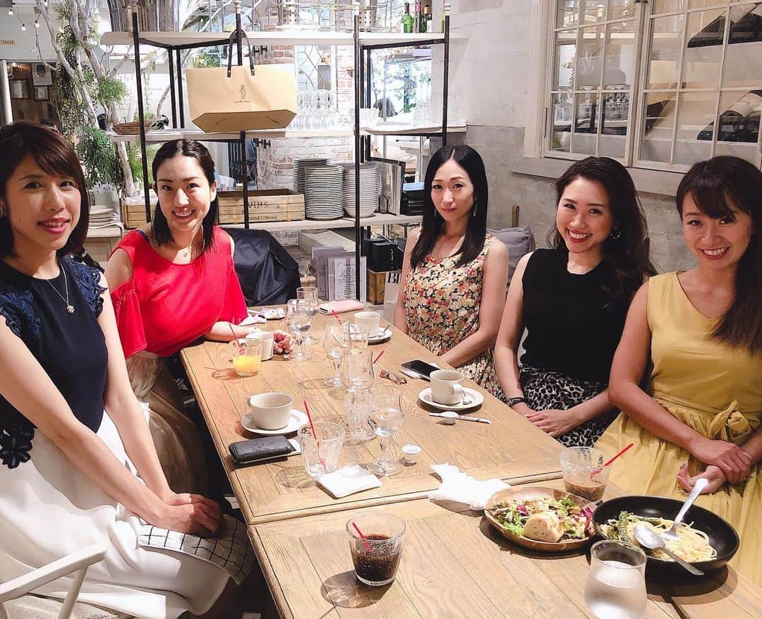 庄司ゆうこさんのインスタグラム写真 - (庄司ゆうこInstagram)「えみ先生のお誕生日ランチ会🎉🎊 久しぶりにみんなとゆっくり話せて楽しかった💕 昨日はTBKメンバーでランチ会だったし、ももちゃん毎日美女たちに抱っこしてもらってます。笑  #ランチ会#お誕生日おめでとう#お祝い#バースデーランチ#psyメンバー#東京美女経営者会#生後3カ月#ももちゃんです🤗#子連れランチ」7月18日 23時22分 - yuko.shoji