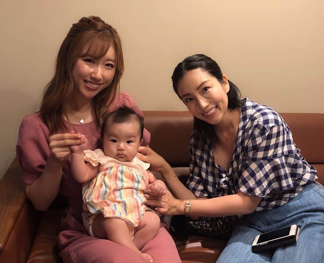 庄司ゆうこさんのインスタグラム写真 - (庄司ゆうこInstagram)「えみ先生のお誕生日ランチ会🎉🎊 久しぶりにみんなとゆっくり話せて楽しかった💕 昨日はTBKメンバーでランチ会だったし、ももちゃん毎日美女たちに抱っこしてもらってます。笑  #ランチ会#お誕生日おめでとう#お祝い#バースデーランチ#psyメンバー#東京美女経営者会#生後3カ月#ももちゃんです🤗#子連れランチ」7月18日 23時22分 - yuko.shoji