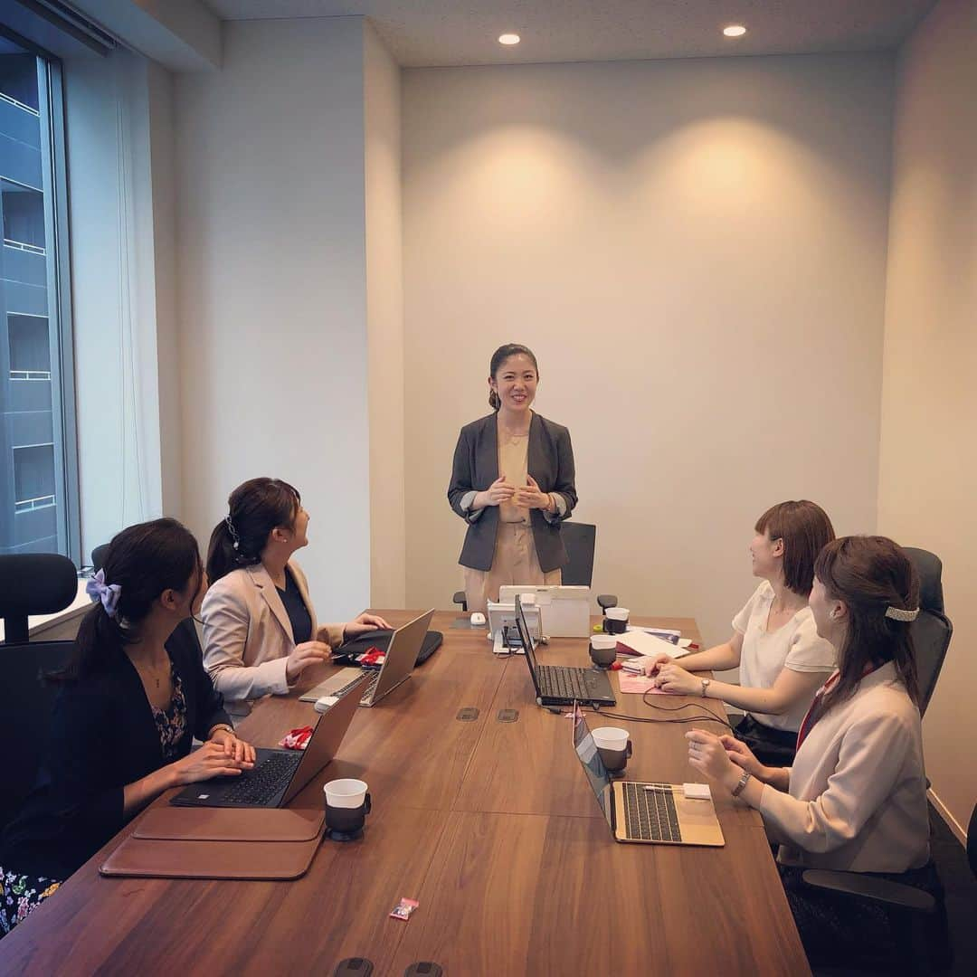 樋田かおりさんのインスタグラム写真 - (樋田かおりInstagram)「皆が同じ目的をもちながら情報を共有し、緻密に連携することで想像を超える力が生まれる。  ビジネスのバラバラをひとつに。 個の力では到達できない領域へ。  サイボウズさんの言葉が響きました^ - ^ 新規事業公開まであと8日♪  #まとまると強い #女子アナ #アナウンサー  #地方局 #研修 #トークナビ」7月18日 23時24分 - toida_kaori