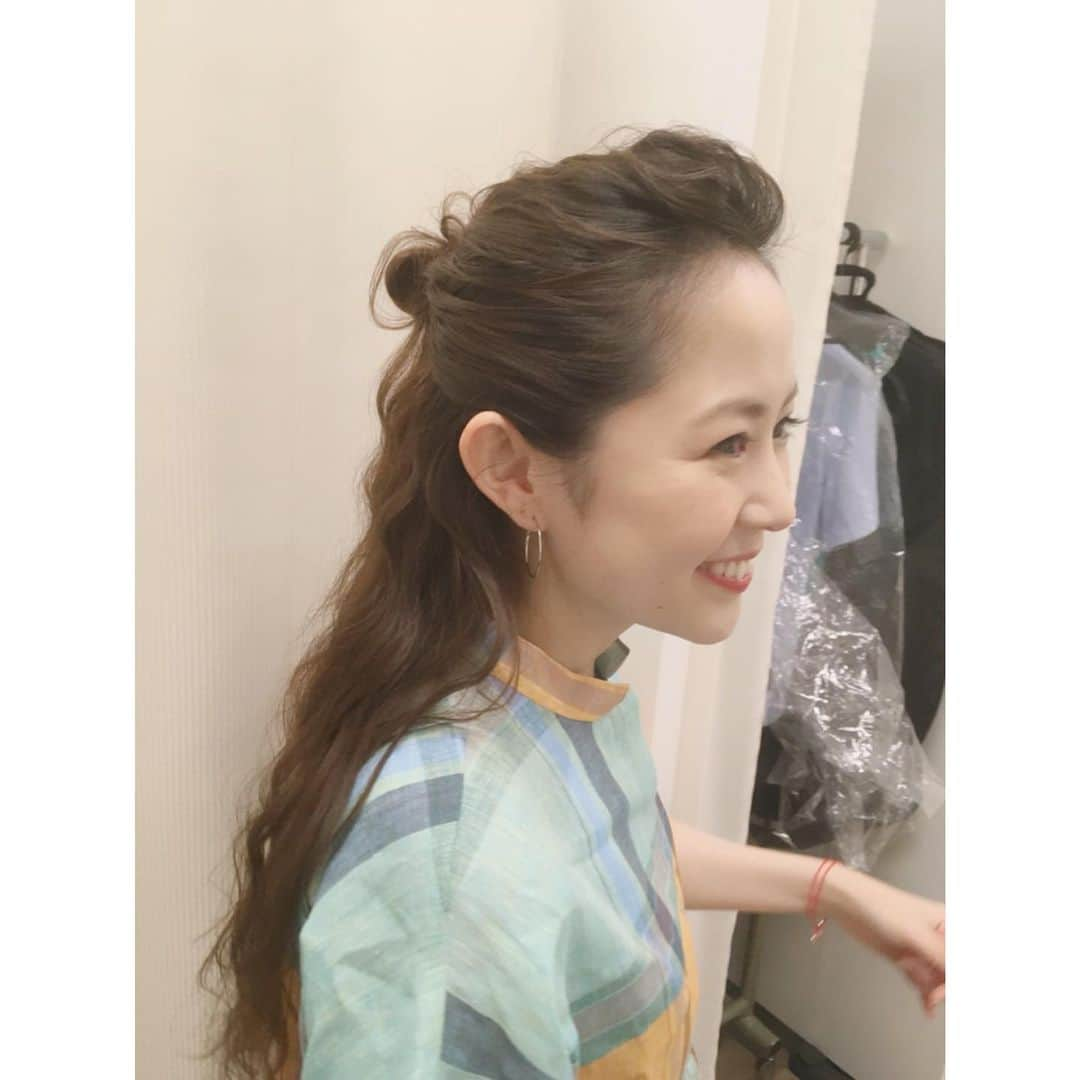 村上めぐみさんのインスタグラム写真 - (村上めぐみInstagram)「. #てれビタ 📺 毎日#ヘアメイク して頂けるんですが…. （ありがてぇ😭） . . . 今日はメイクさんが💄 #石原さとみ さんヘアーに‼︎ （ありがてぇ😭パート2） . . . おでこ出したの久々〜🌝‼︎♡ （母真理子激似） . . . ほとんどの人に#嶋大輔 言われたケド😎‼︎. （嶋大輔さんに失礼） 若干1名。 気付いてくれました‼︎ あざす‼︎さおり様。← . . . #今日から俺は  #再放送 あるよ #kkt」7月18日 23時24分 - megumi010227