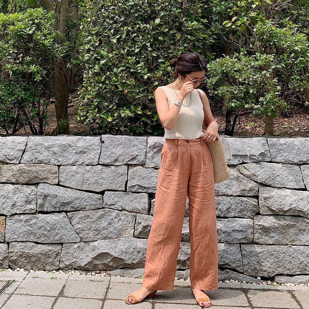 Sayakaのインスタグラム：「* 蒸し暑かった今日は楽ちんコーデ☺️ 座ってたのでシワが目立っているけど、 リネンのトラウザーパンツはカラーもお気に入り🧡 * * * #fashion #outfit #coordinate #ootd #simple #basic #casual #todayful #seajapan #basketbag #gap #sayakascoordinate #今日の服 #コーディネート #コーデ #シンプル #シンプルコーデ #トゥデイフル #かごバッグ」