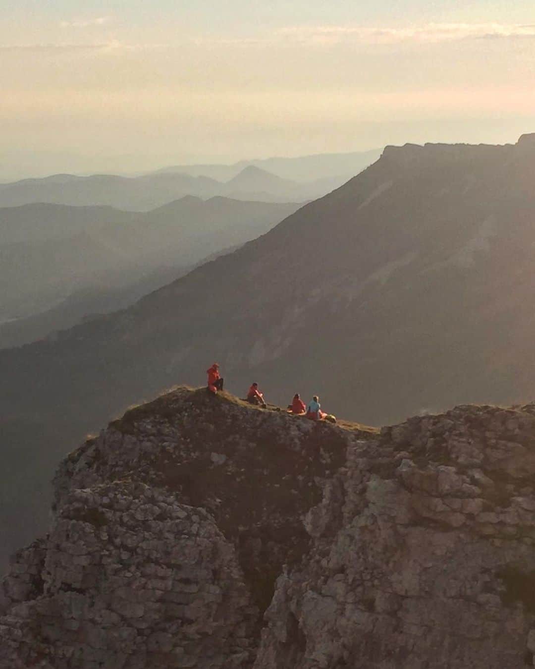 ミレーさんのインスタグラム写真 - (ミレーInstagram)「Sunset chasers w/ @almofilm 📷 @tehtuob  #MilletRiseUp #mountains #mountain #mountaineering #sunset #goldenhour #outdoor」7月18日 23時28分 - millet_mountain